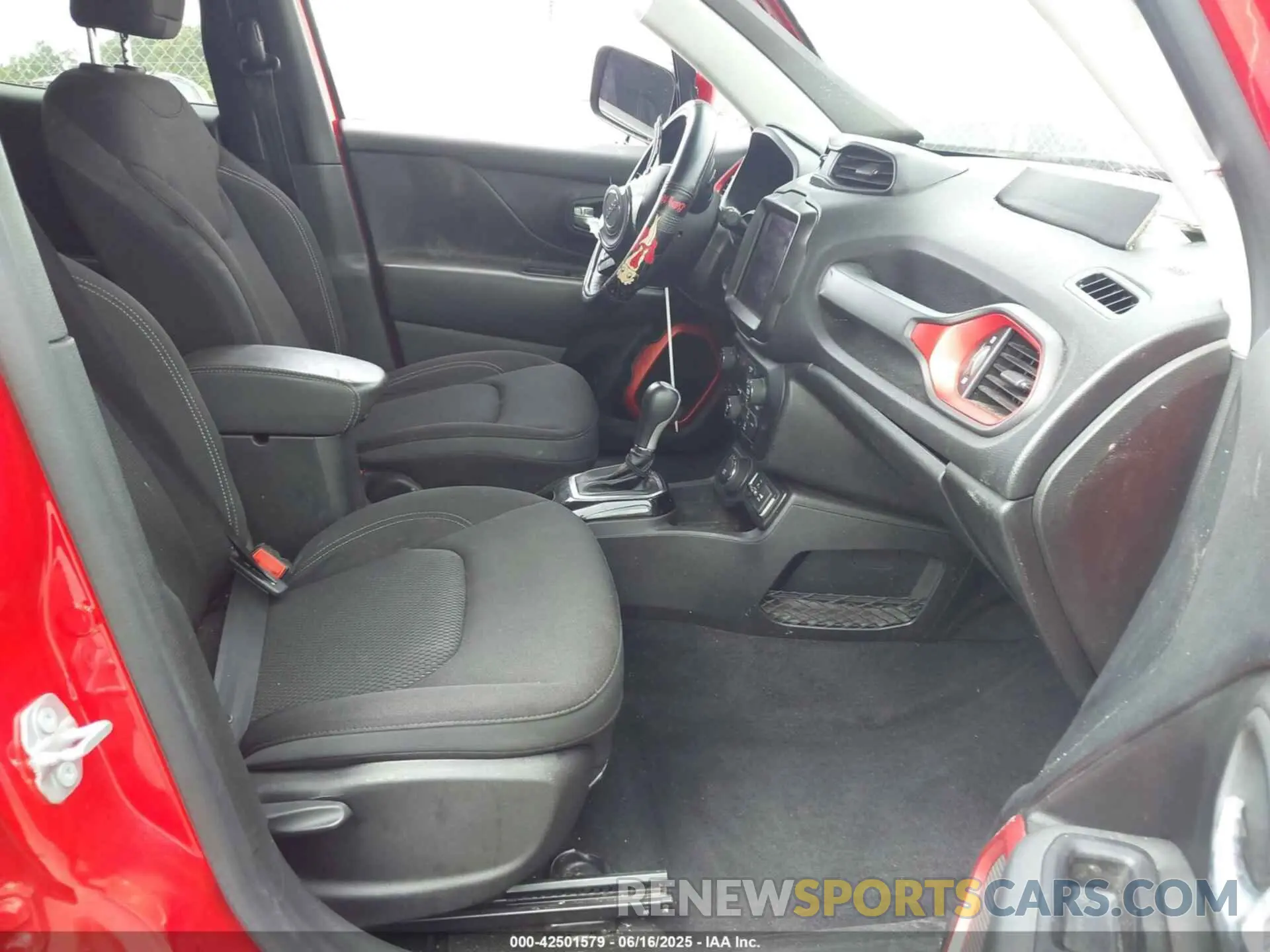 5 fotografías del automóvil dañado ZACNJDB16NPN82636 JEEP RENEGADE 2022