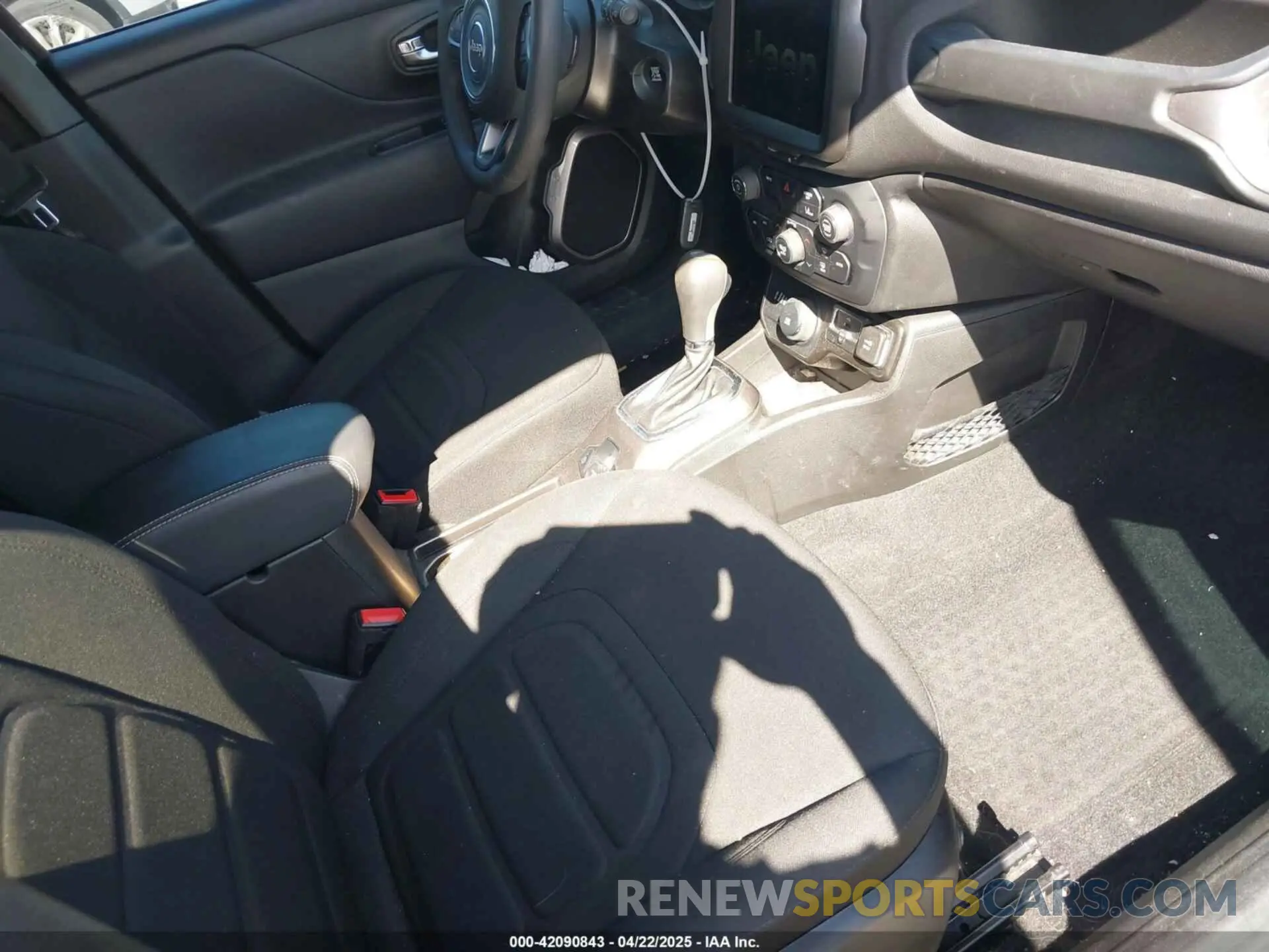 5 fotografías del automóvil dañado ZACNJDB19NPN80668 JEEP RENEGADE 2022