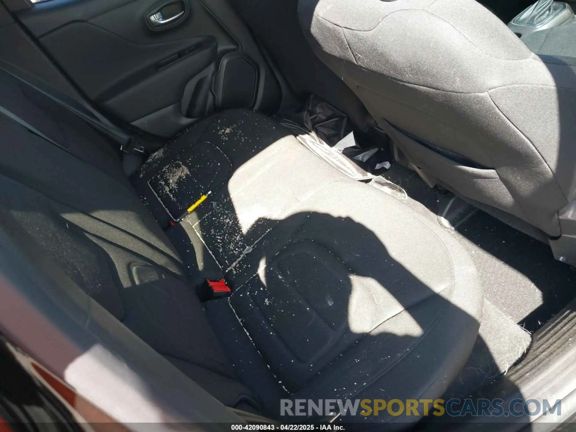 8 fotografías del automóvil dañado ZACNJDB19NPN80668 JEEP RENEGADE 2022