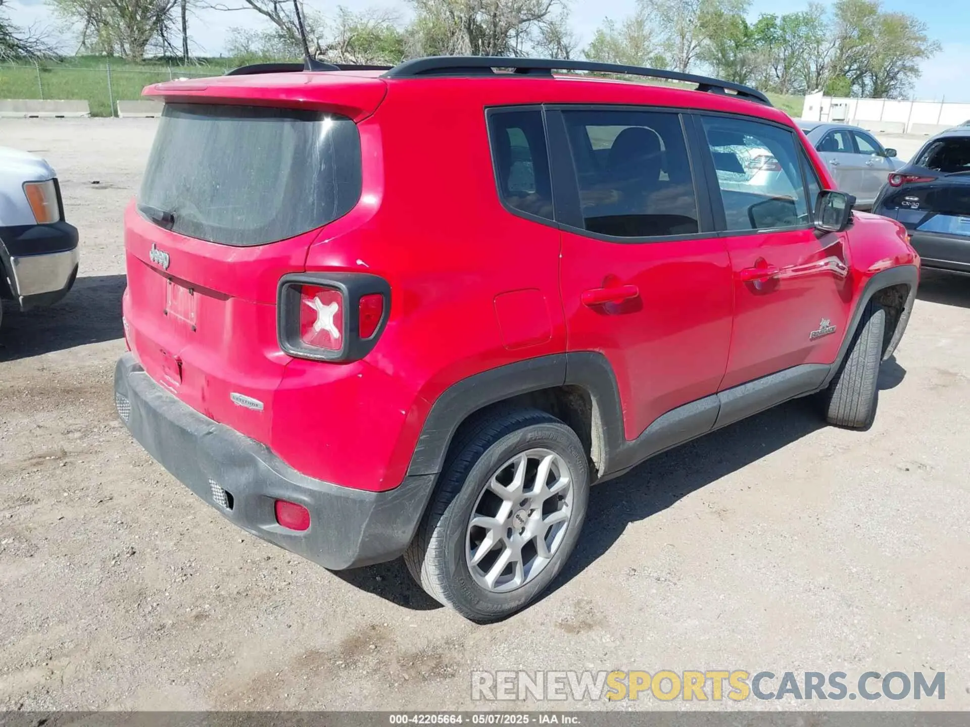 4 fotografías del automóvil dañado ZACNJDB1XNPN46562 JEEP RENEGADE 2022