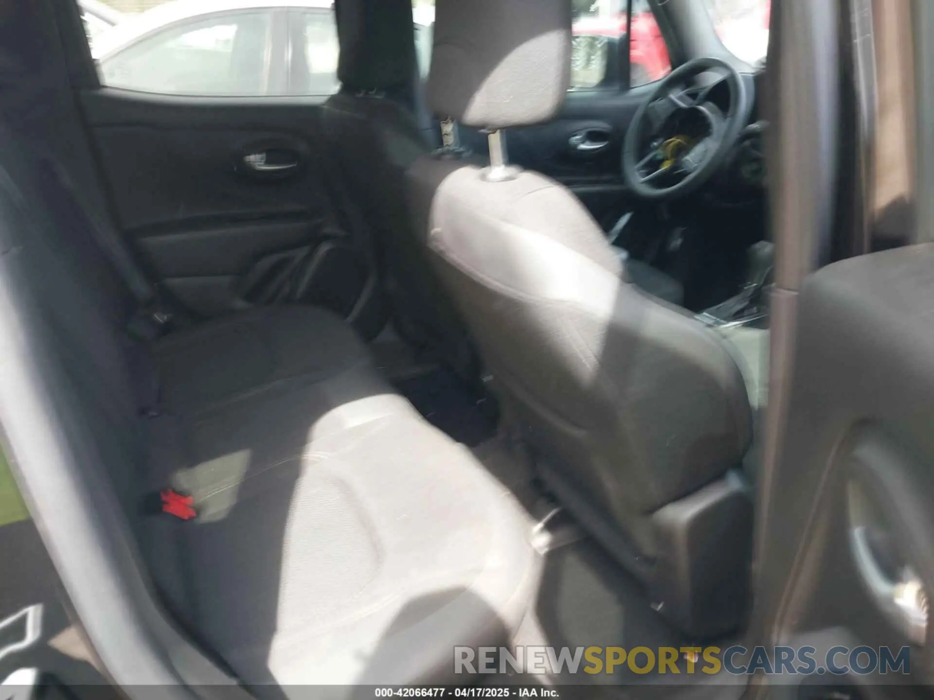 8 fotografías del automóvil dañado ZACNJDE18NPN80964 JEEP RENEGADE 2022