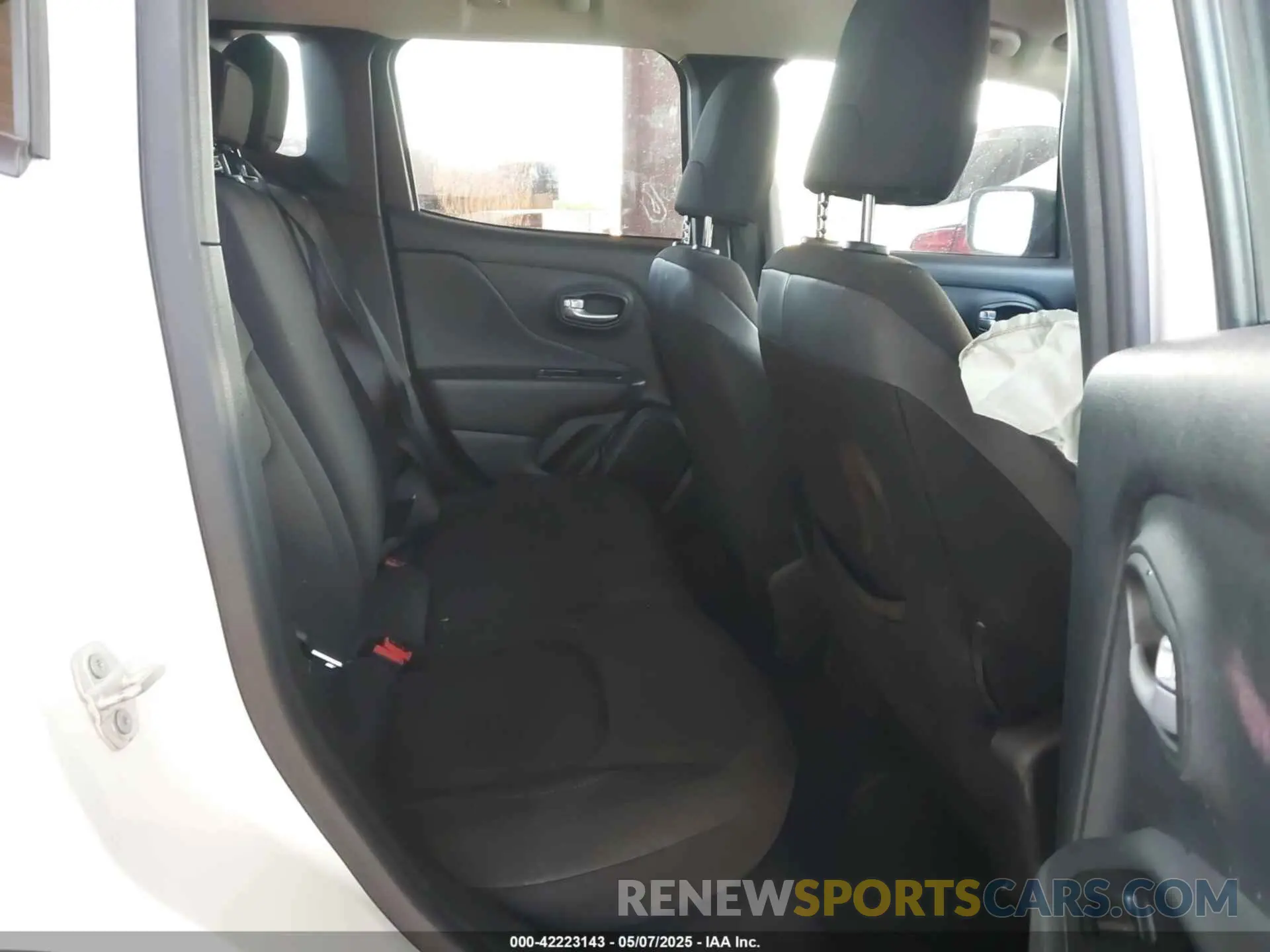8 fotografías del automóvil dañado ZACNJDB13PPP32981 JEEP RENEGADE 2023