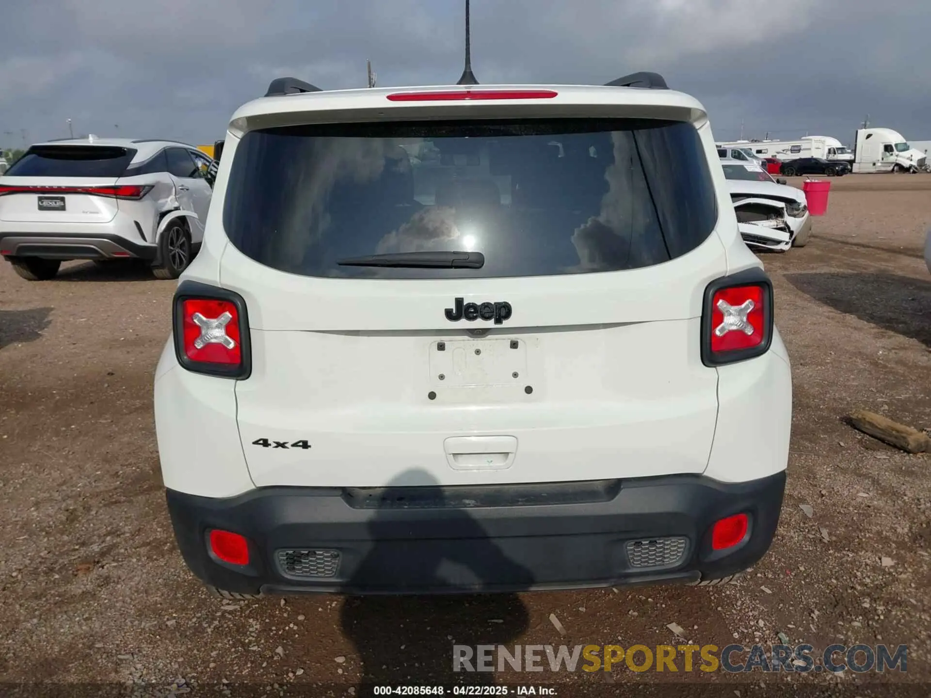 16 fotografías del automóvil dañado ZACNJDB17PPP43823 JEEP RENEGADE 2023