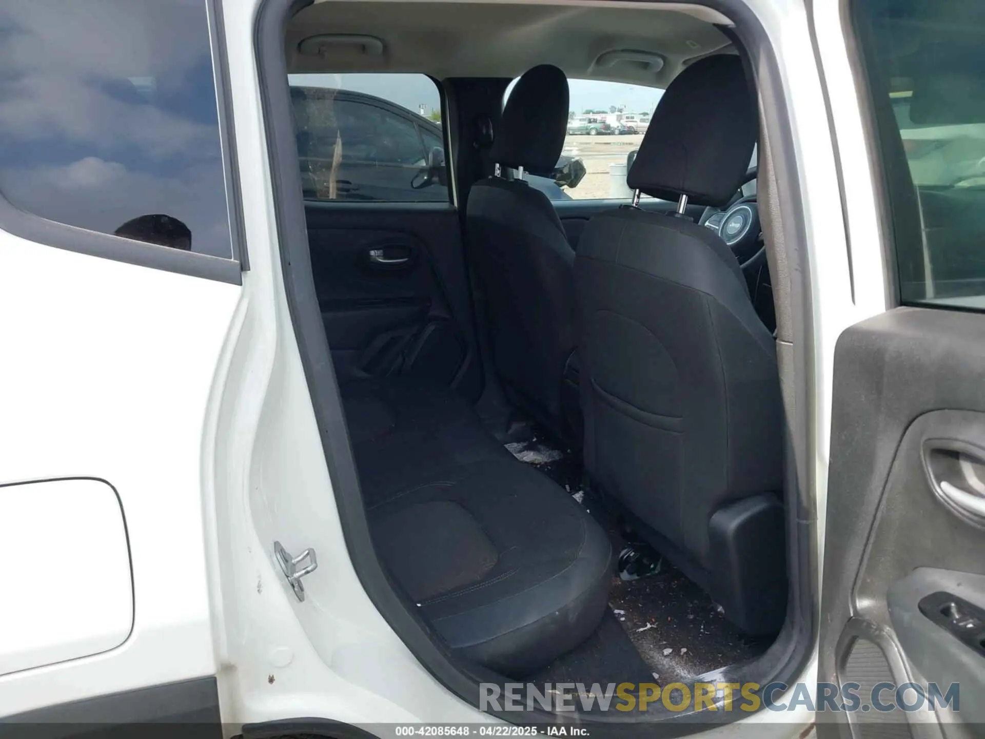 8 fotografías del automóvil dañado ZACNJDB17PPP43823 JEEP RENEGADE 2023