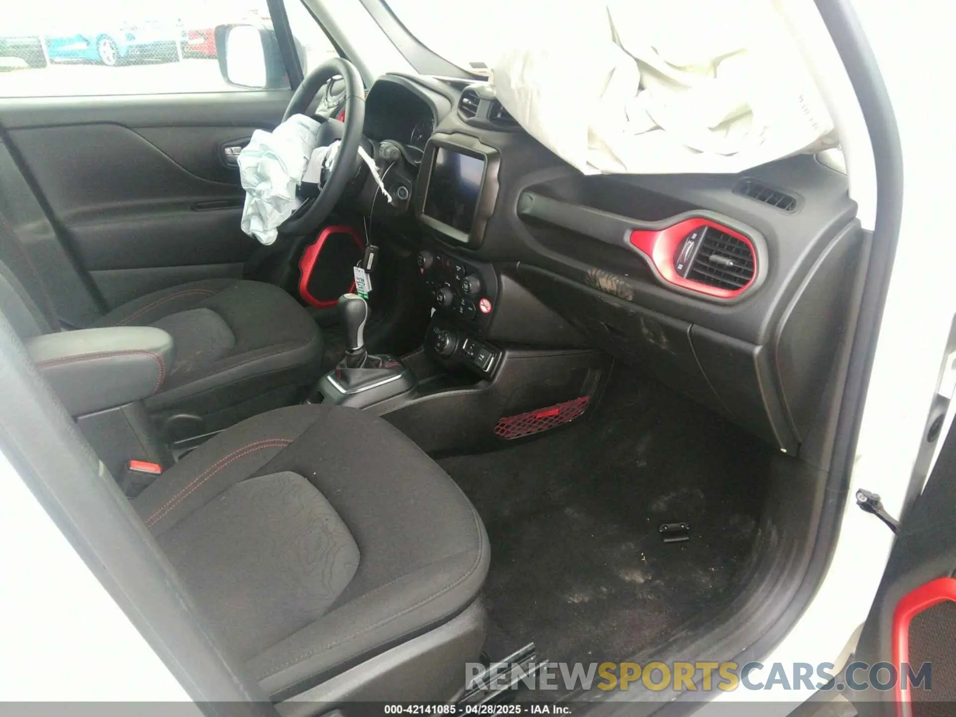 5 fotografías del automóvil dañado ZACNJDC15PPP67715 JEEP RENEGADE 2023