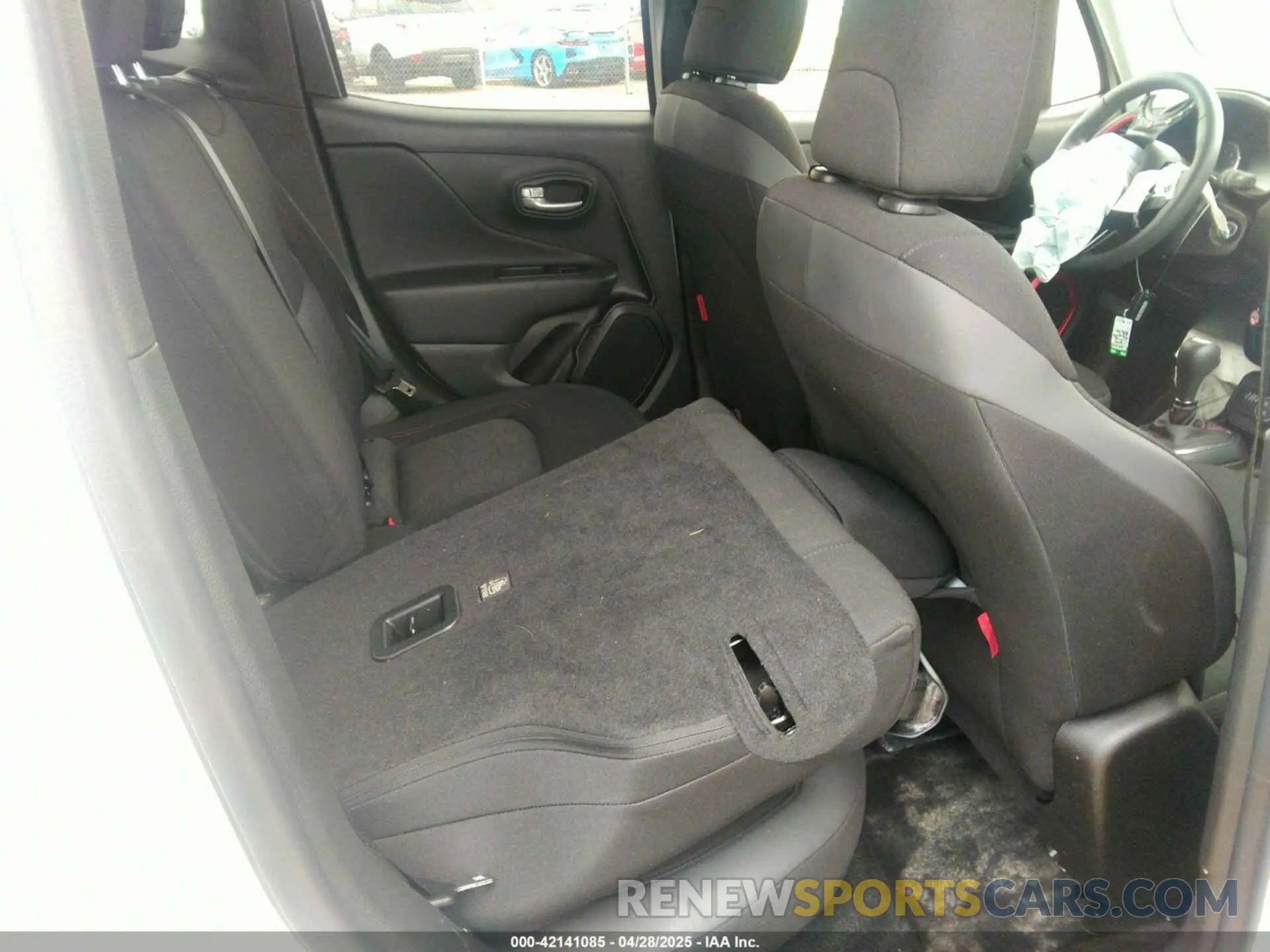 8 fotografías del automóvil dañado ZACNJDC15PPP67715 JEEP RENEGADE 2023