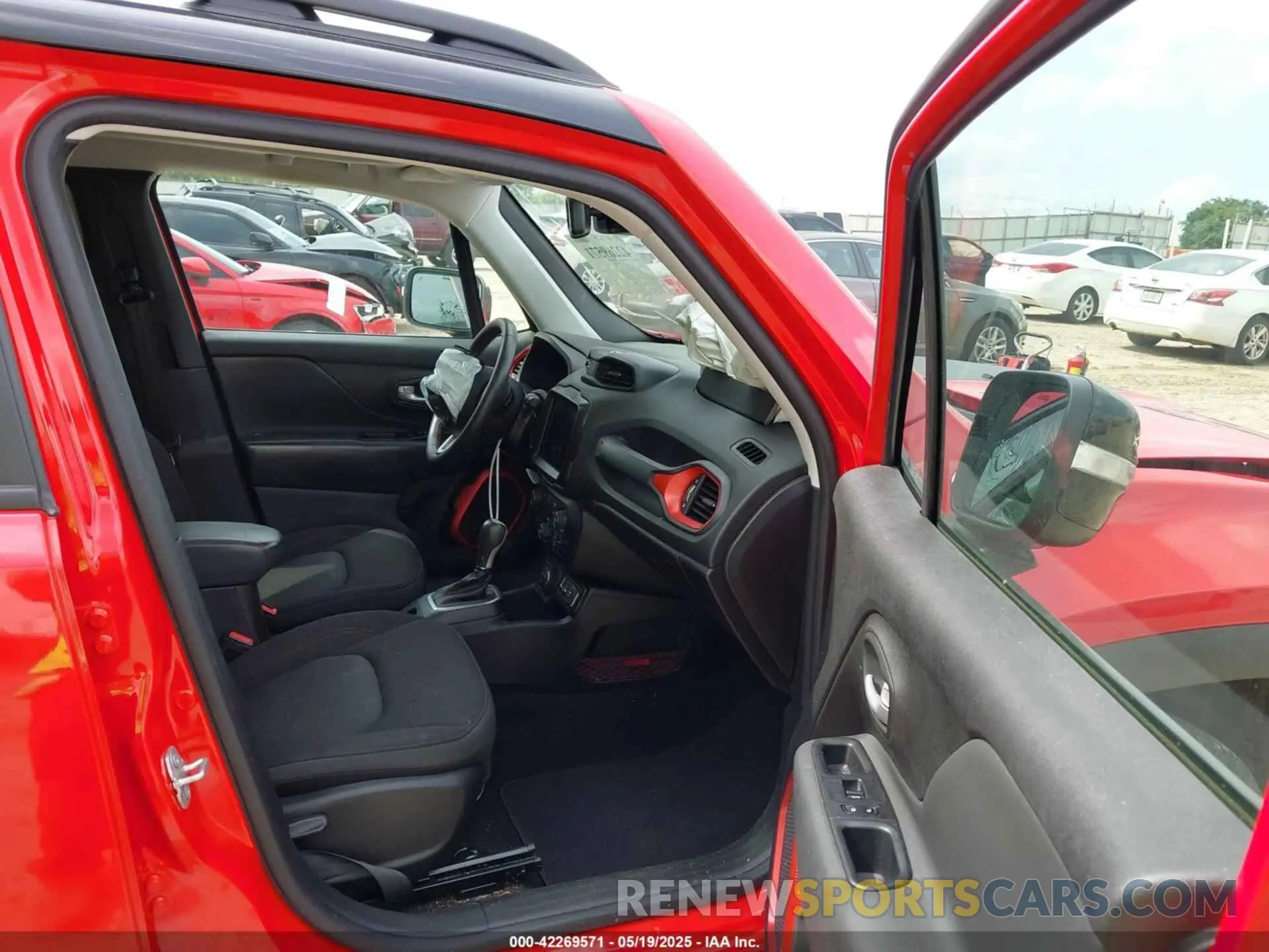 5 fotografías del automóvil dañado ZACNJDC18PPP61388 JEEP RENEGADE 2023