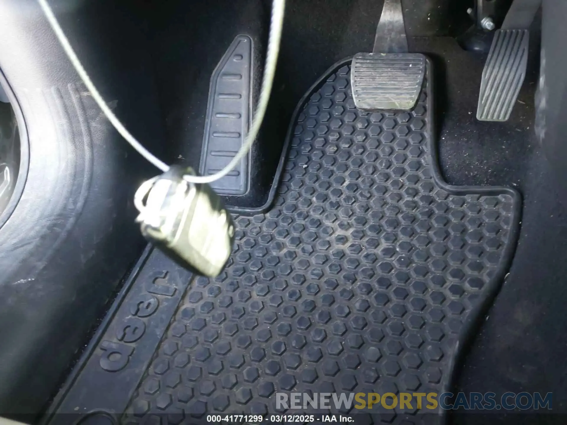11 fotografías del automóvil dañado ZACNJDC19PPP27959 JEEP RENEGADE 2023