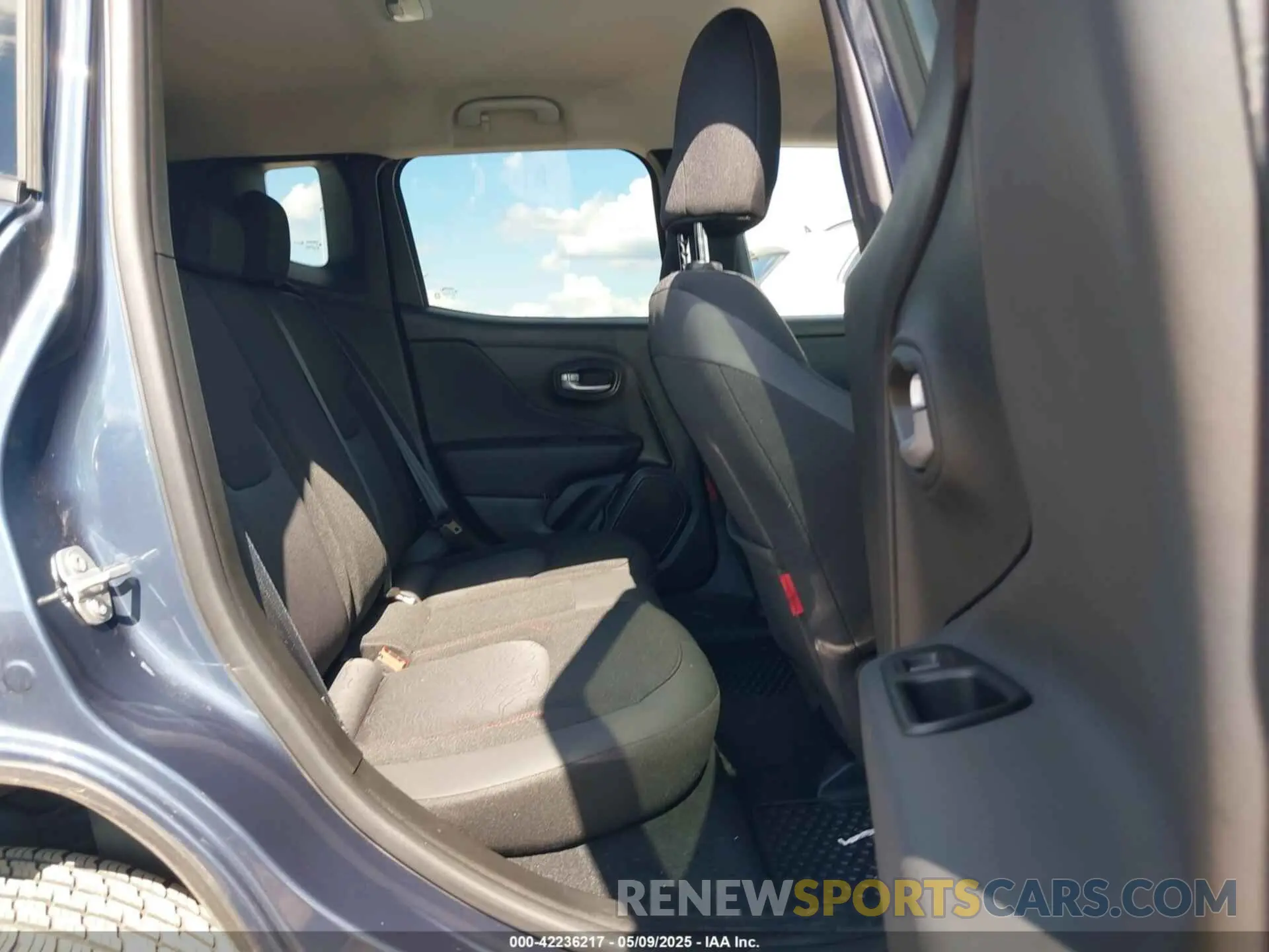 8 fotografías del automóvil dañado ZACNJDC19PPP70231 JEEP RENEGADE 2023