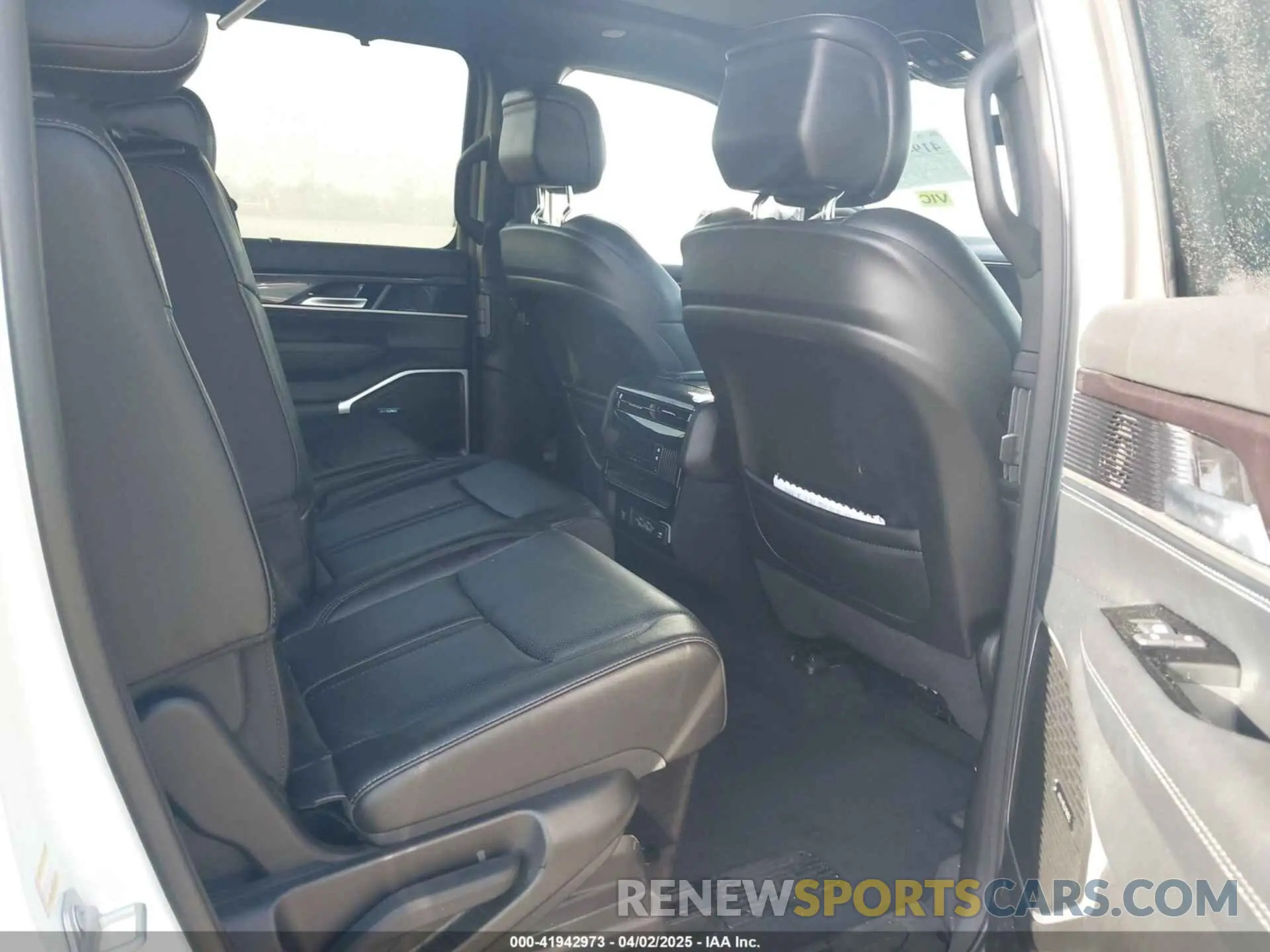 8 fotografías del automóvil dañado 1C4SJUAP4RS160635 JEEP WAGONEER 2024
