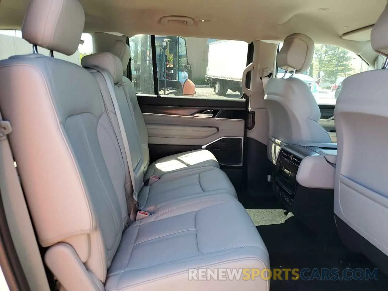 11 fotografías del automóvil dañado 1C4SJUBP0RS145869 JEEP WAGONEER 2024