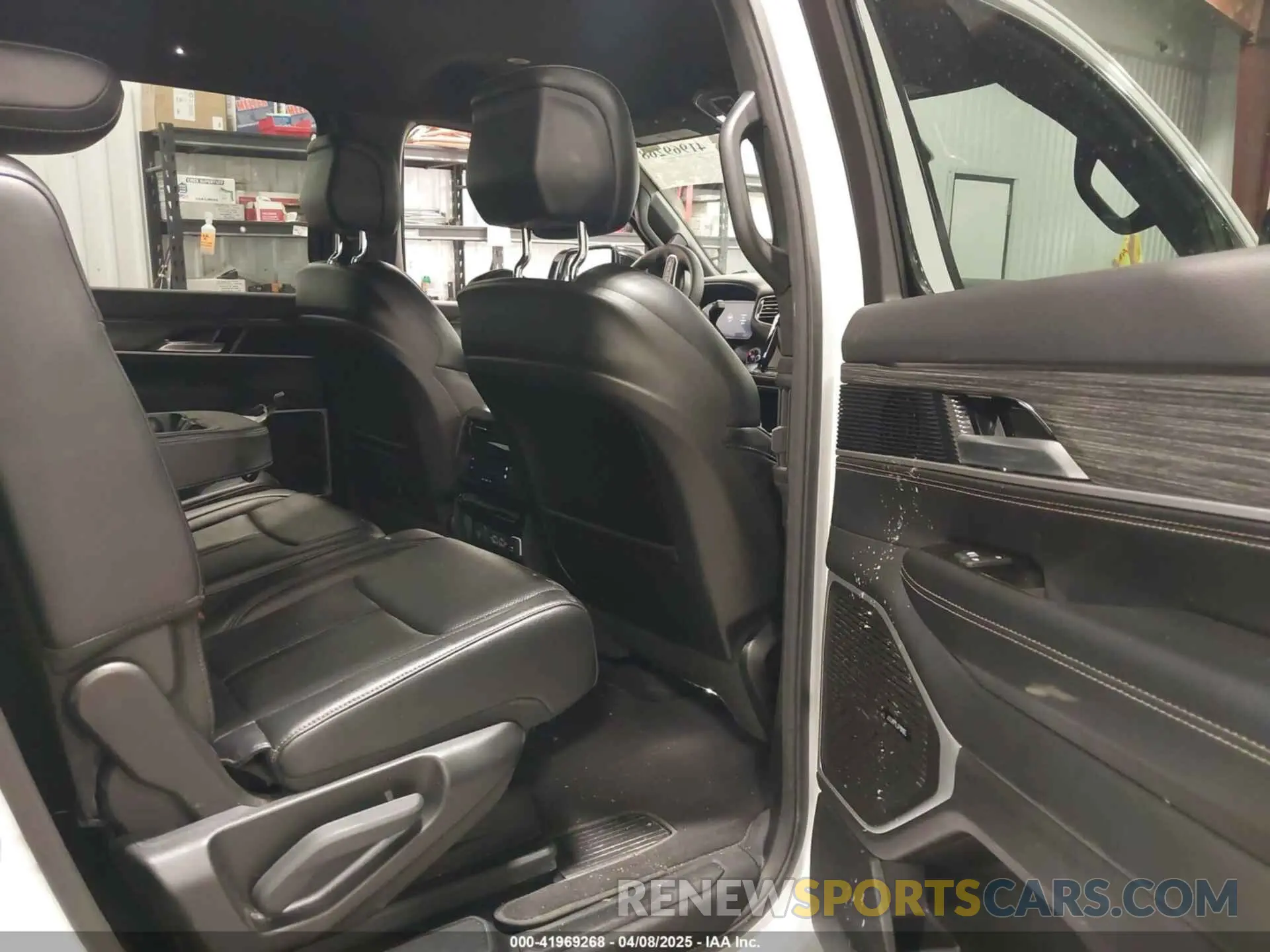 8 fotografías del automóvil dañado 1C4SJUBPXRS136693 JEEP WAGONEER 2024
