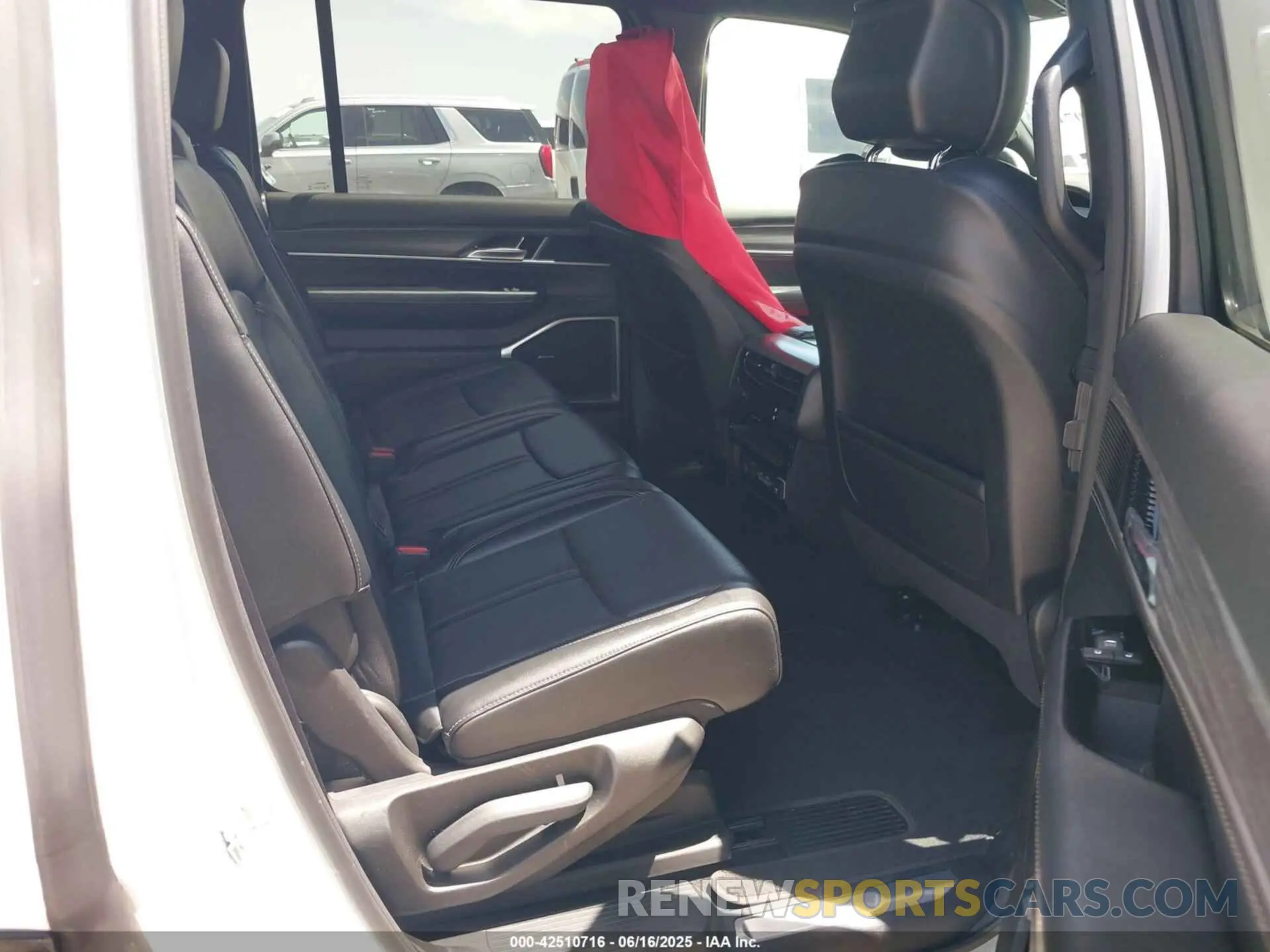 8 fotografías del automóvil dañado 1C4SJVBPXRS132956 JEEP WAGONEER 2024