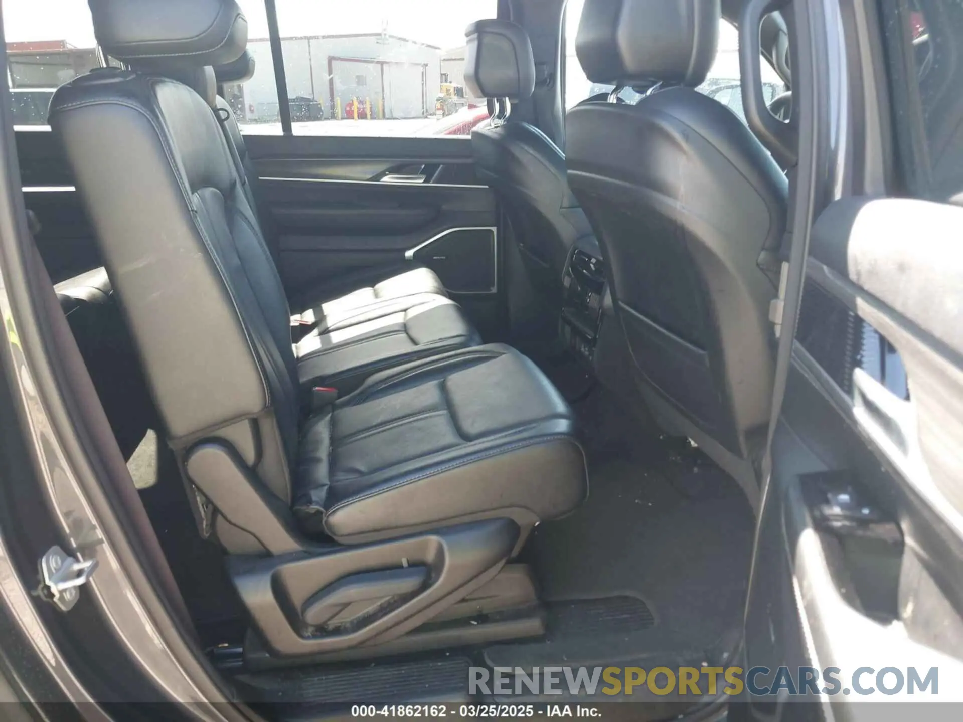 8 fotografías del automóvil dañado 1C4SJSBP8RS113952 JEEP WAGONEER L 2024