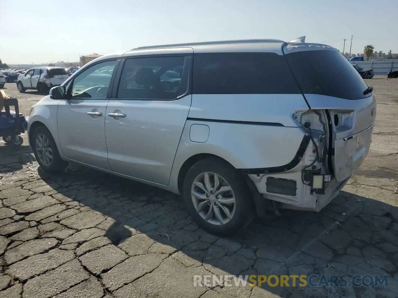 2 fotografías del automóvil dañado KNDMB5C1XL6645642 KIA All Models 2020