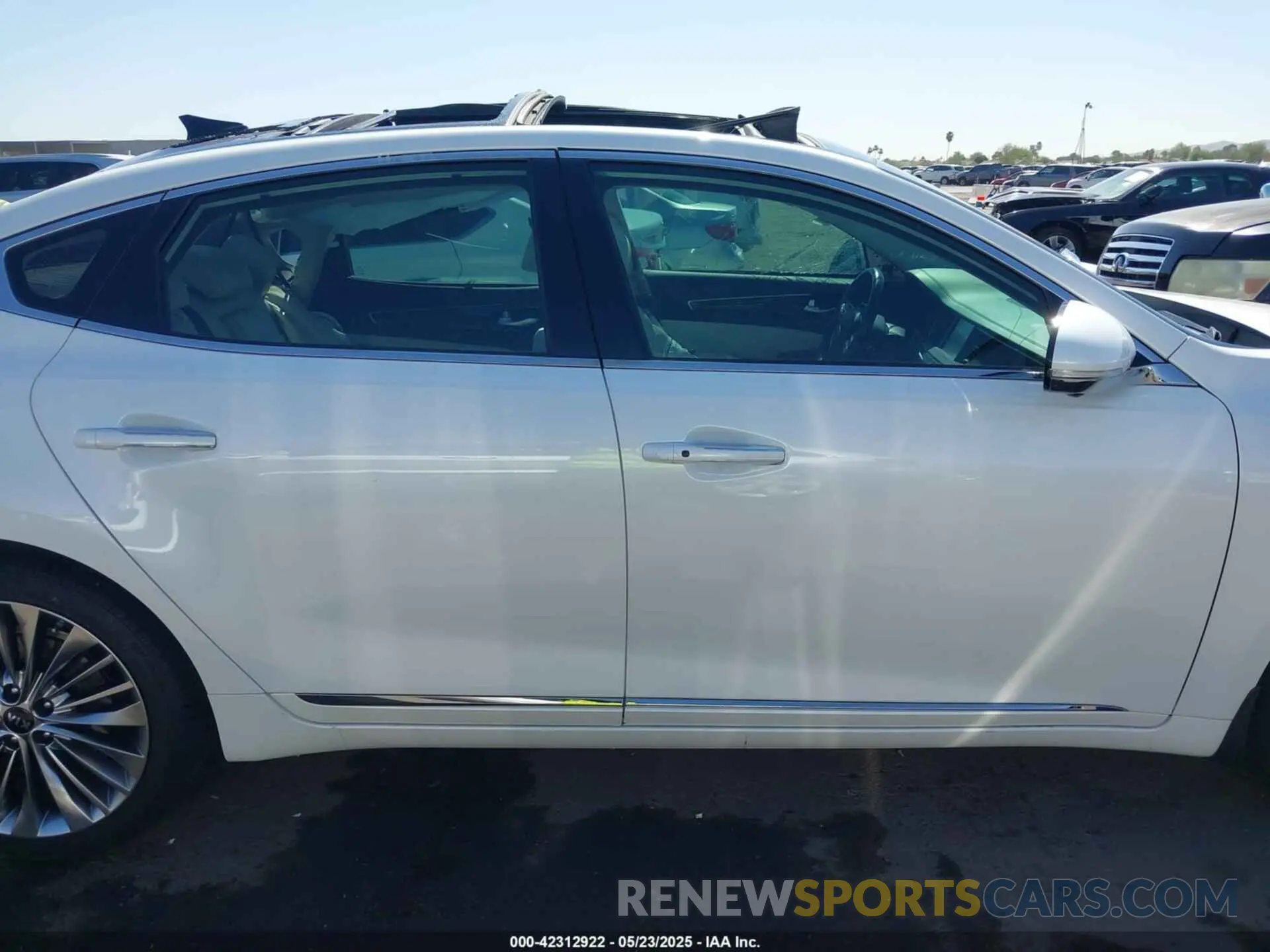14 fotografías del automóvil dañado KNALC4J17K5172032 KIA CADENZA 2019