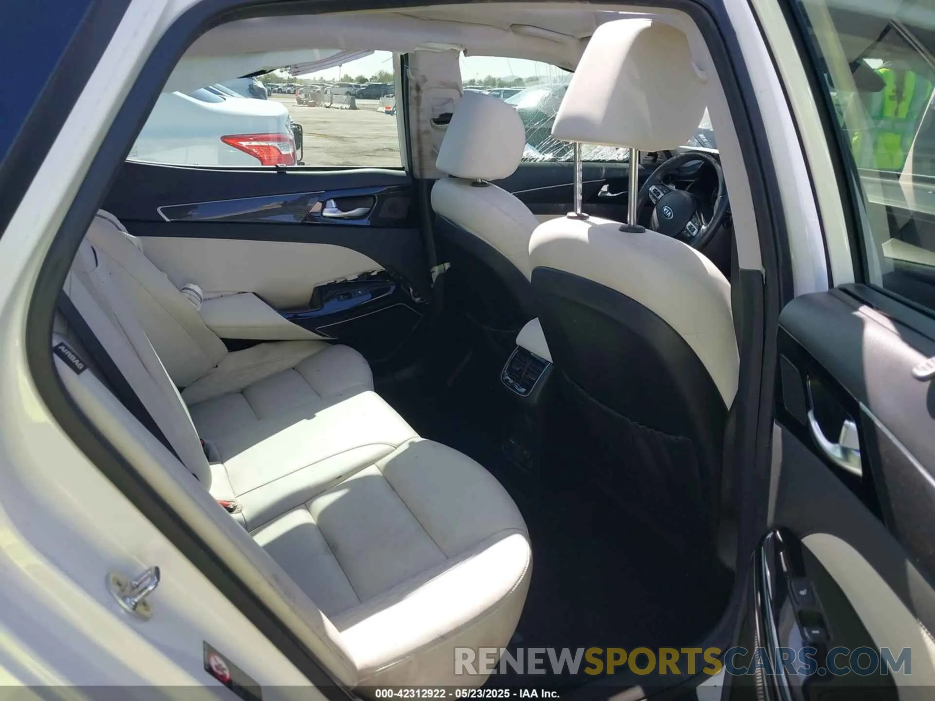 8 fotografías del automóvil dañado KNALC4J17K5172032 KIA CADENZA 2019