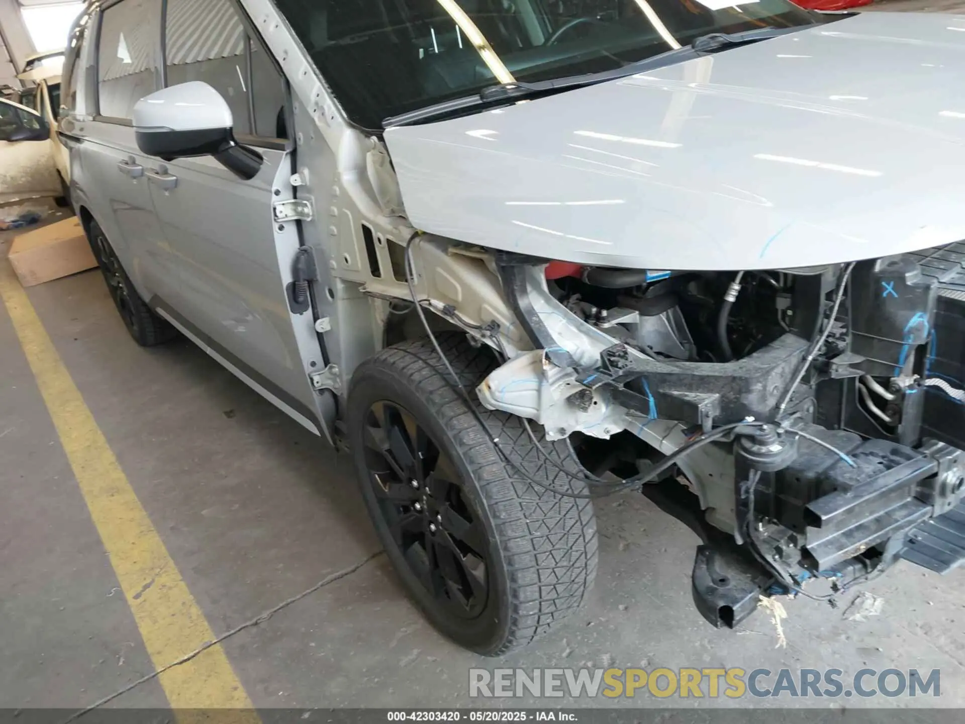 20 fotografías del automóvil dañado KNDNE5H38N6143429 KIA CARNIVAL MPV 2022