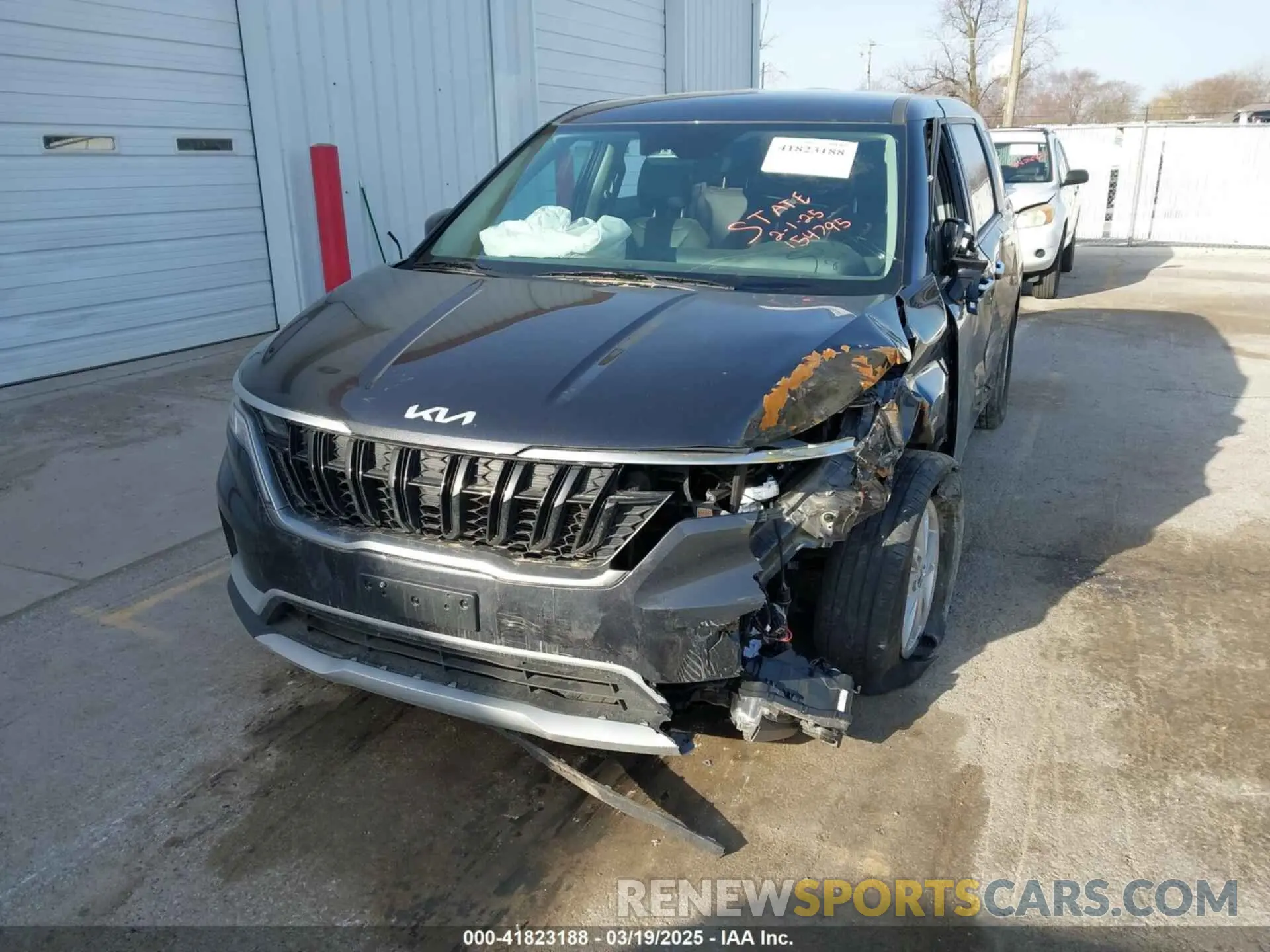 2 fotografías del automóvil dañado KNDNB4H30P6286638 KIA CARNIVAL MPV 2023