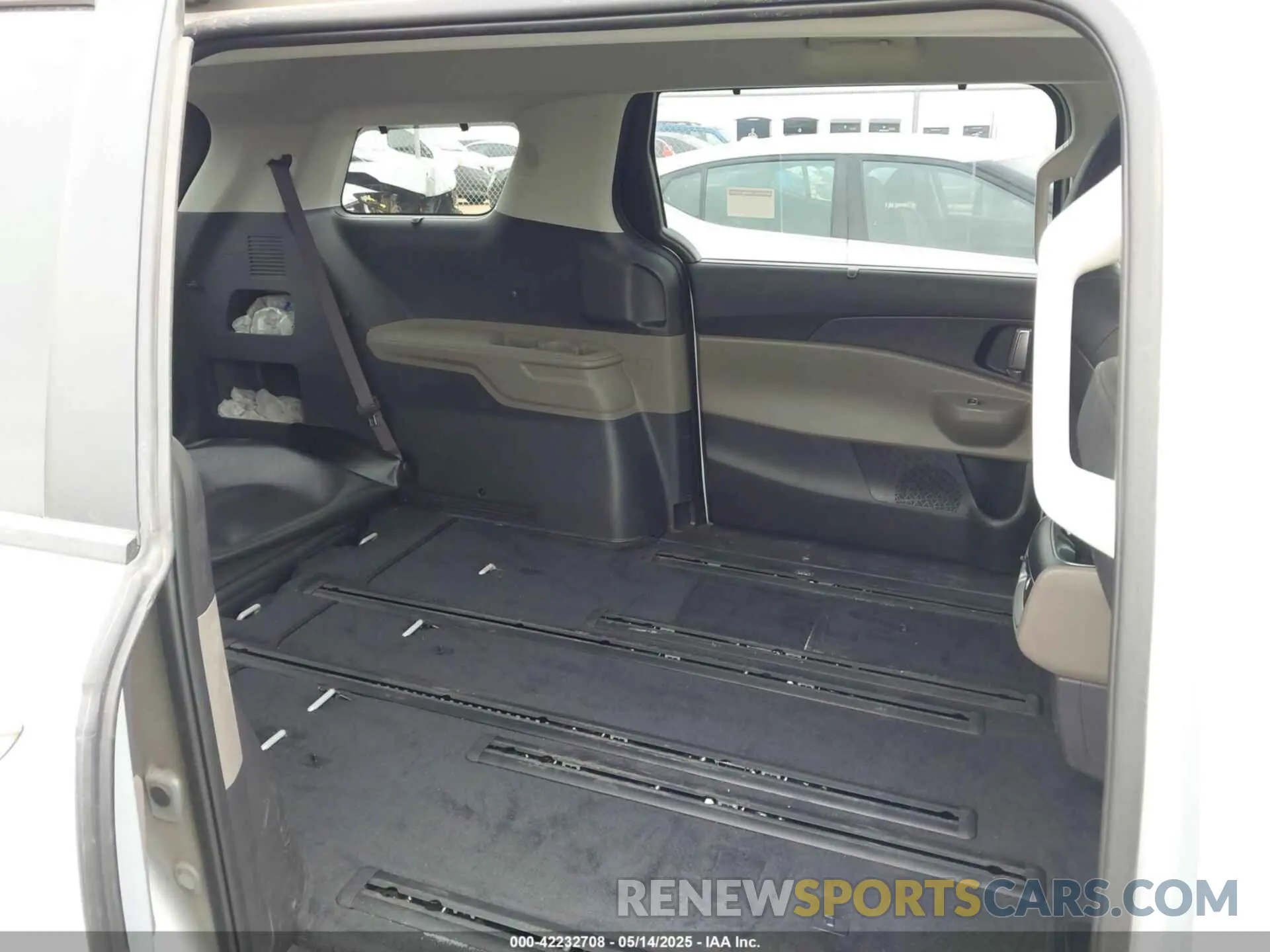 8 fotografías del automóvil dañado KNDNC5K34S6455967 KIA CARNIVAL MPV 2025