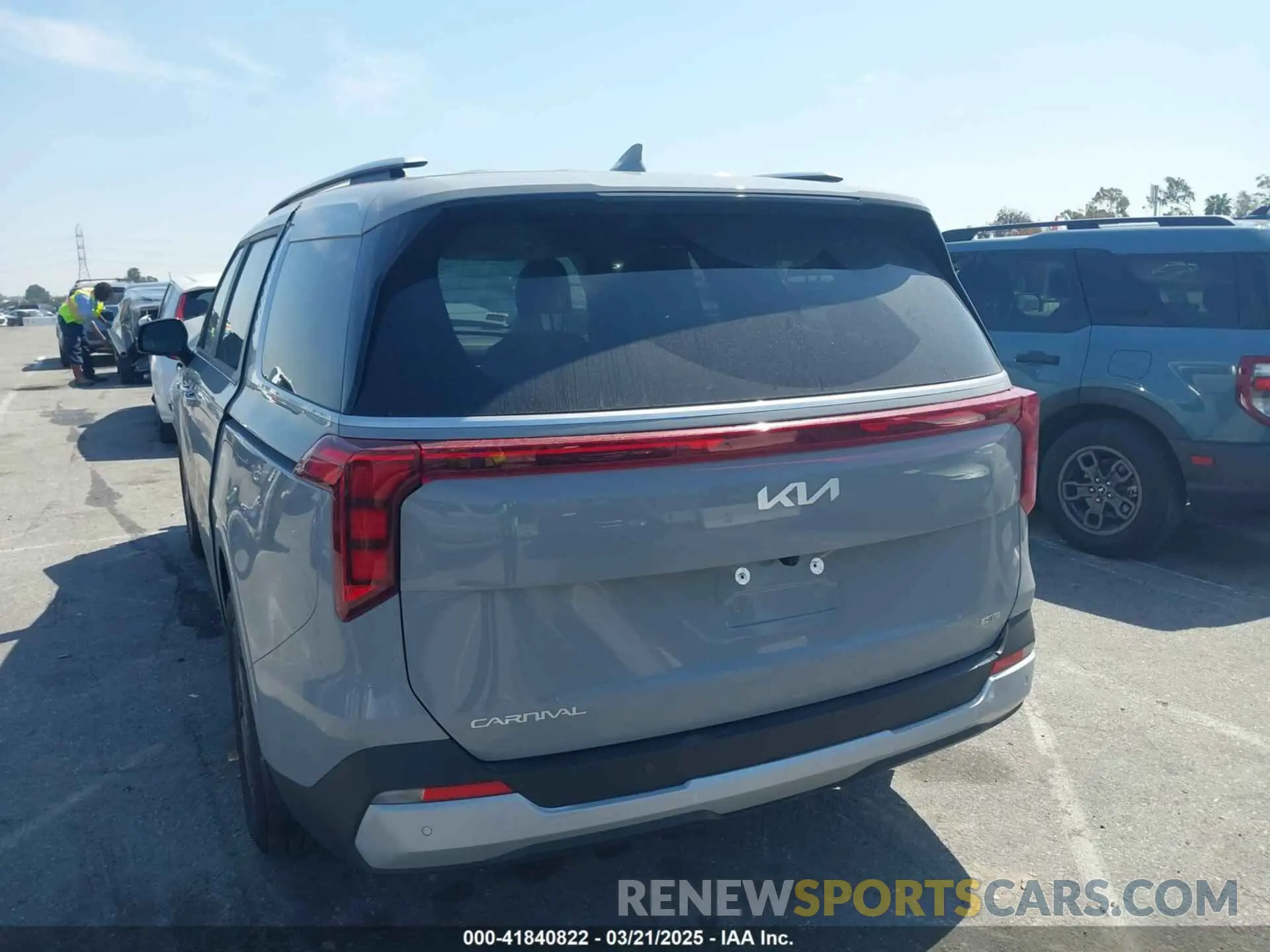3 fotografías del automóvil dañado KNDNC5KA6S6044309 KIA CARNIVAL MPV HYBRID 2025