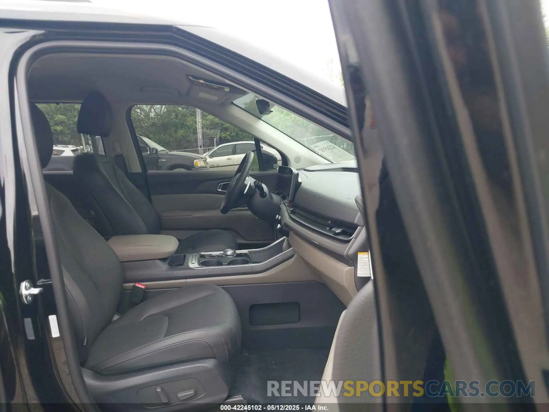 5 fotografías del automóvil dañado KNDNC5KAXS6053742 KIA CARNIVAL MPV HYBRID 2025