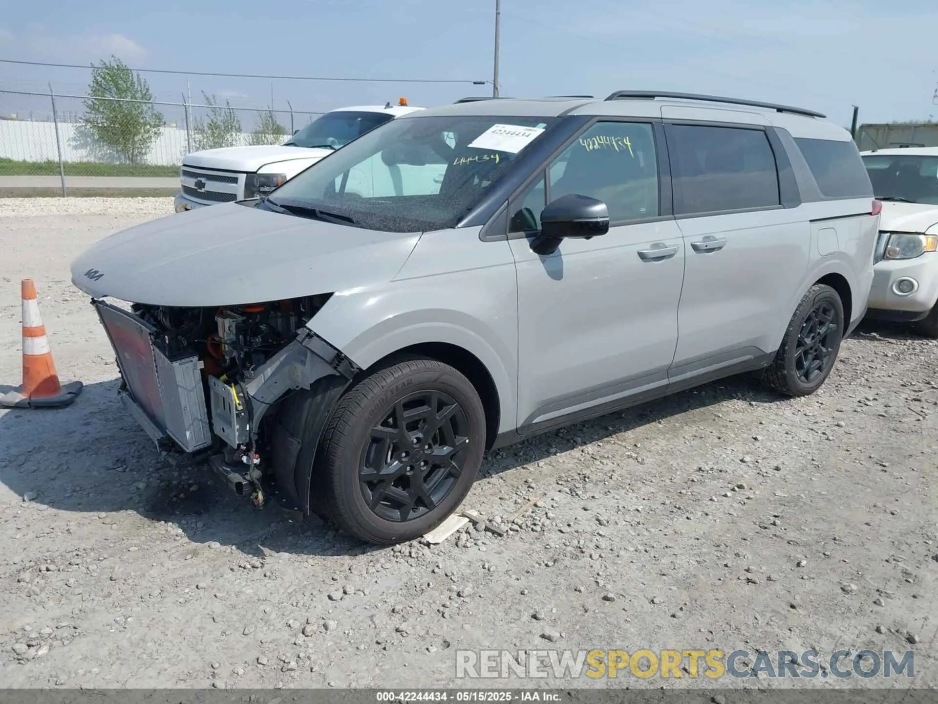 2 fotografías del automóvil dañado KNDNE5KA8S6042829 KIA CARNIVAL MPV HYBRID 2025