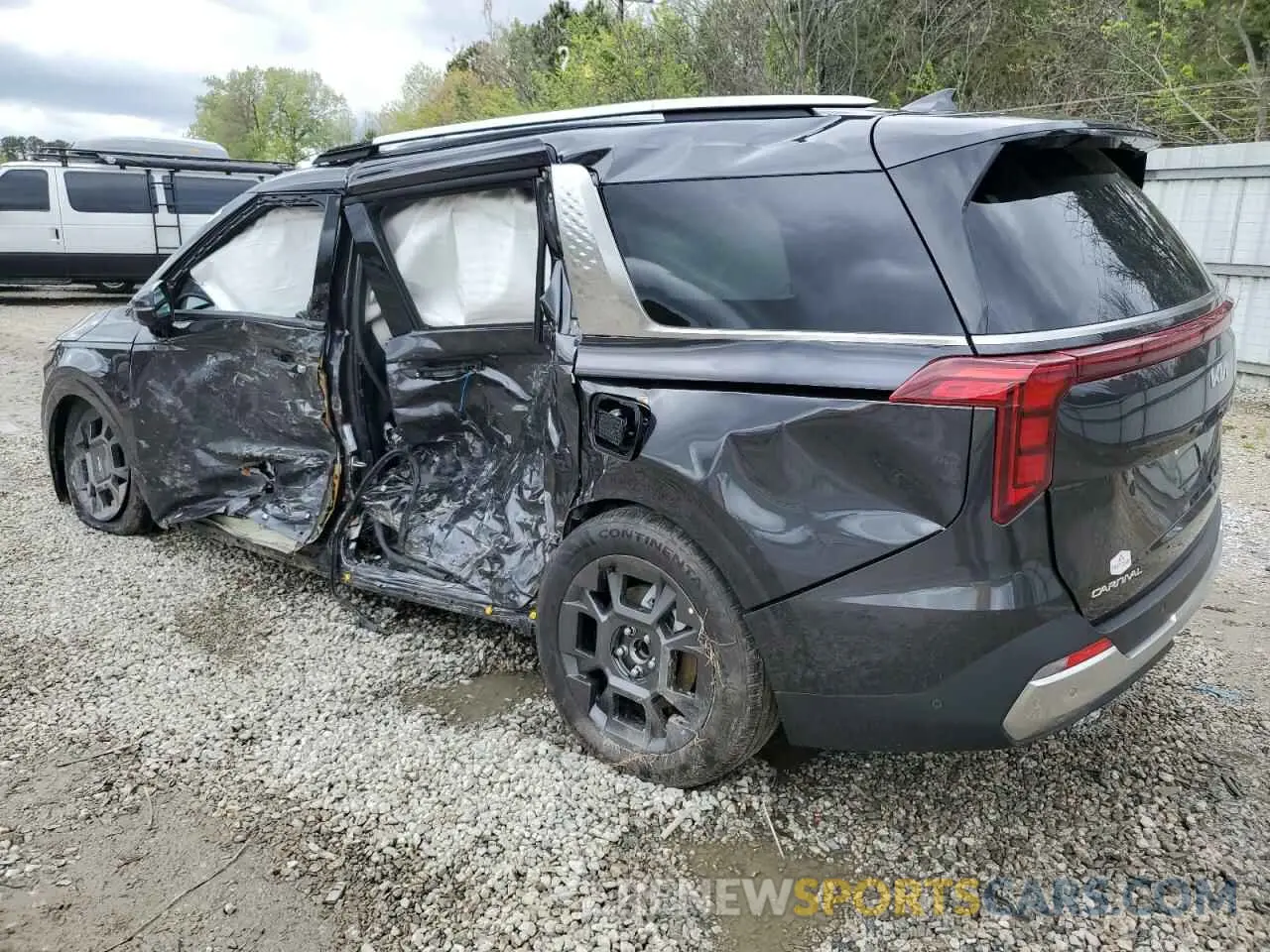 2 fotografías del automóvil dañado KNDNE5KA2S6060422 KIA CARNIVAL S 2025