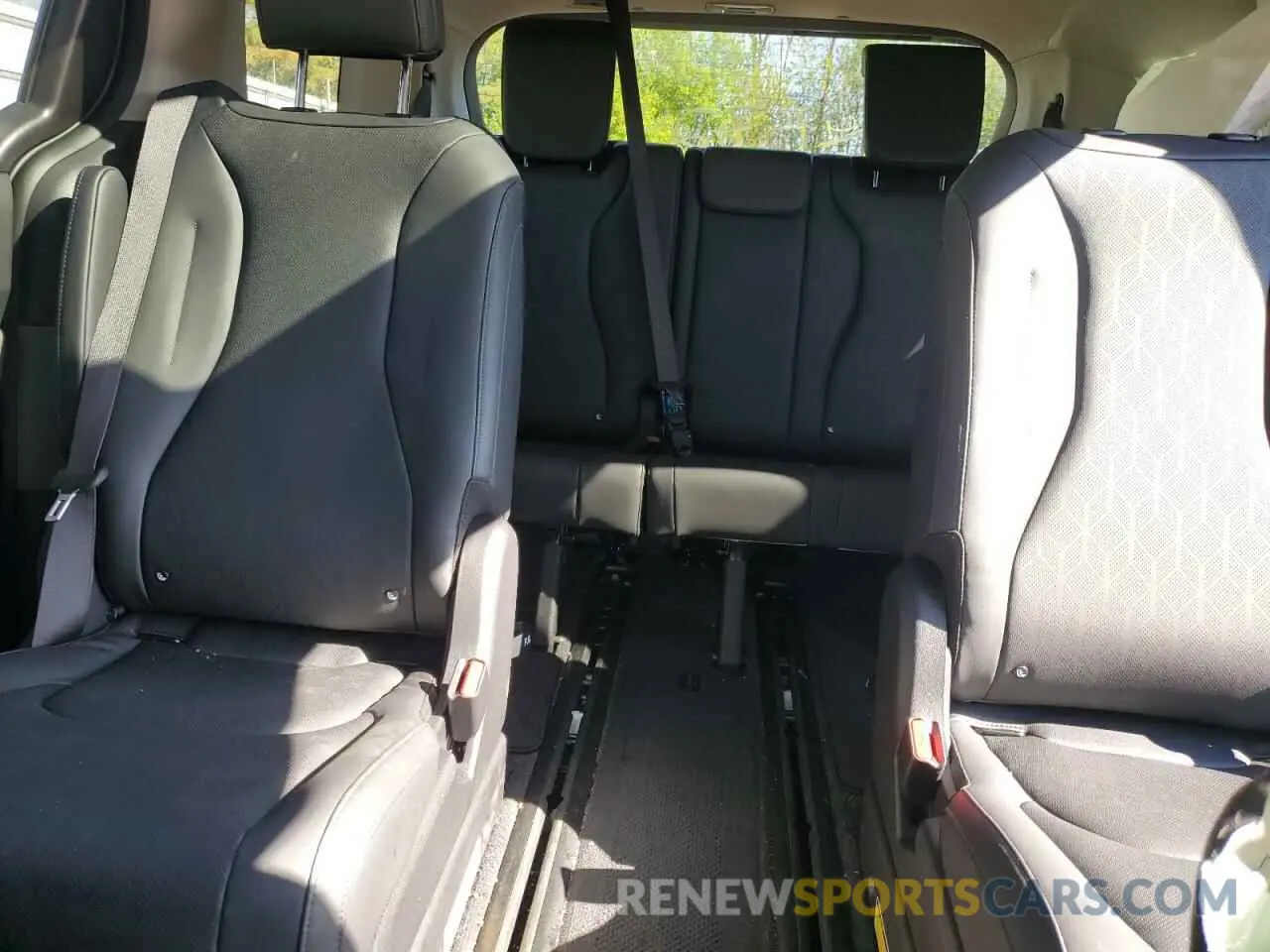 10 fotografías del automóvil dañado KNDNE5KAXS6042184 KIA CARNIVAL S 2025