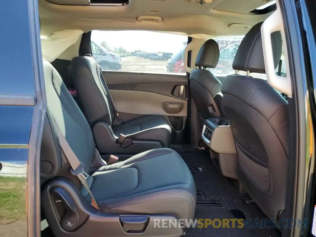 11 fotografías del automóvil dañado KNDNE5KAXS6042184 KIA CARNIVAL S 2025
