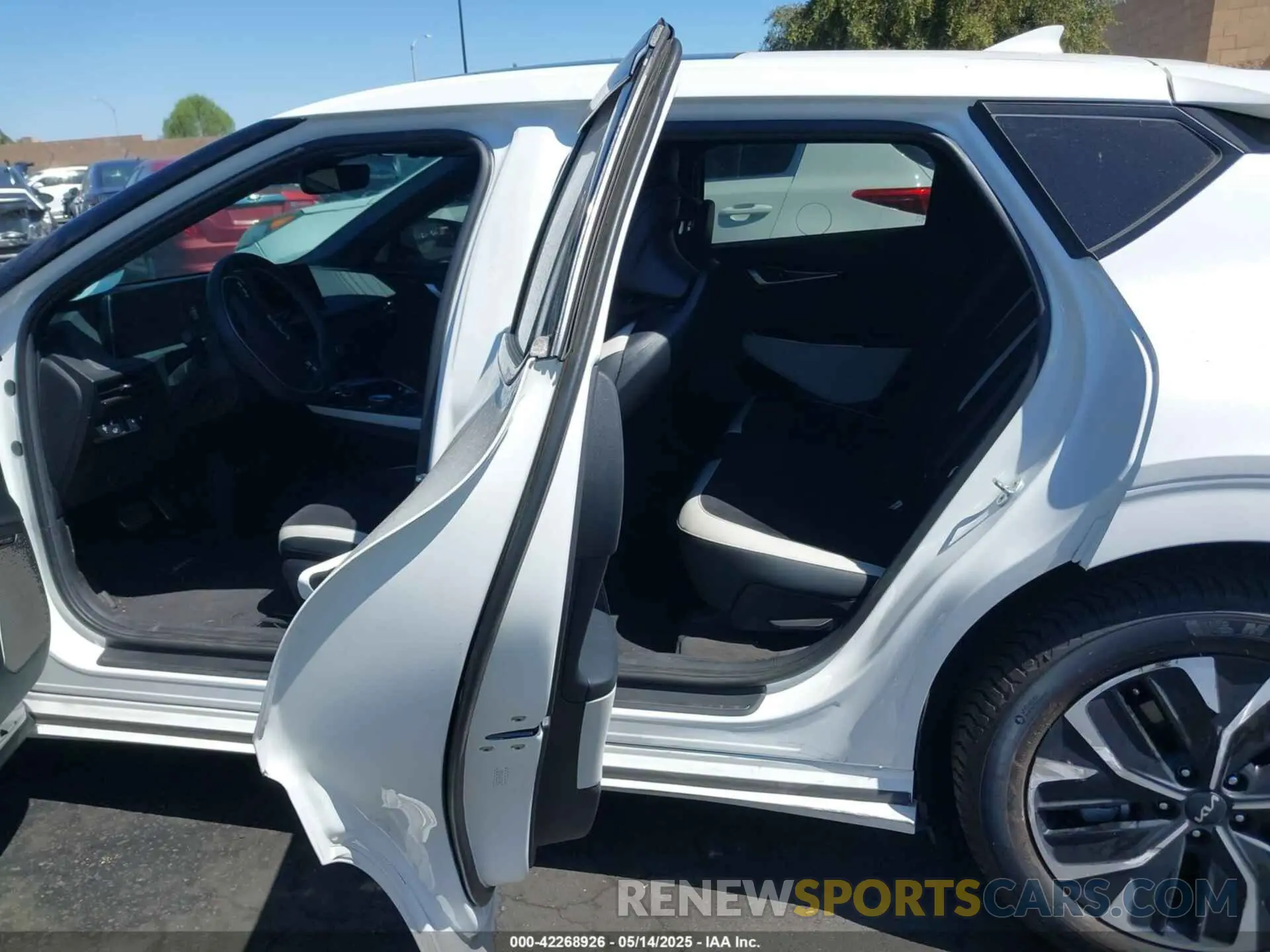 8 fotografías del automóvil dañado KNDC44LA5N5040503 KIA EV6 2022
