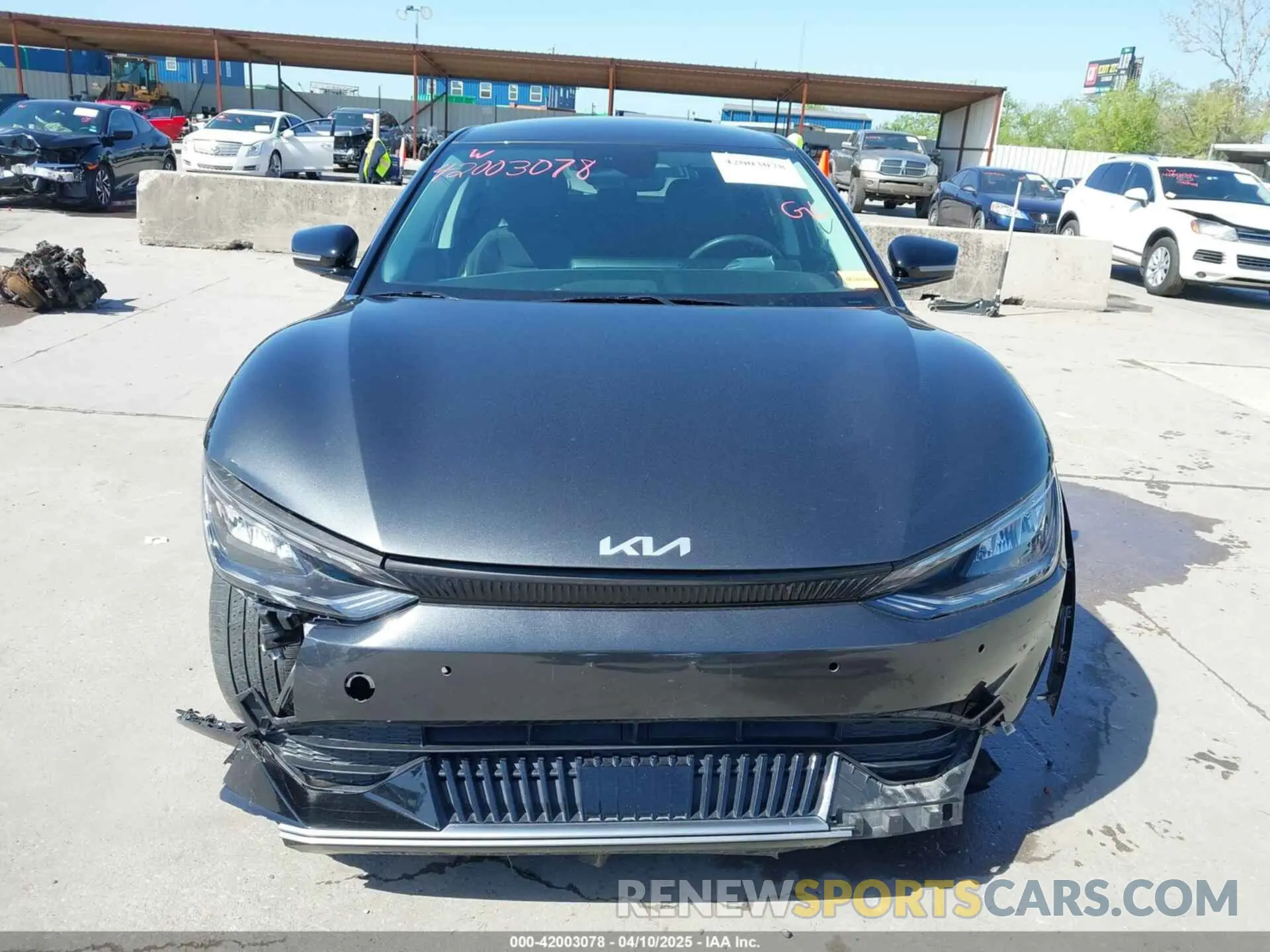 13 fotografías del automóvil dañado KNDC34LAXP5097236 KIA EV6 2023