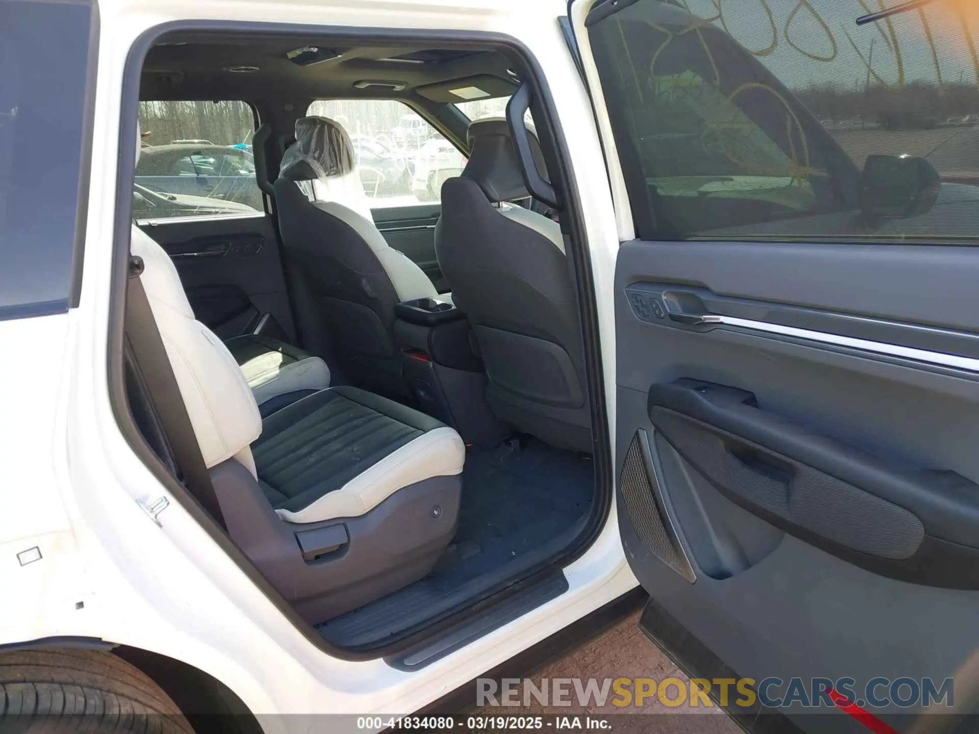 8 fotografías del automóvil dañado KNDAEFS57R6051474 KIA EV9 2024