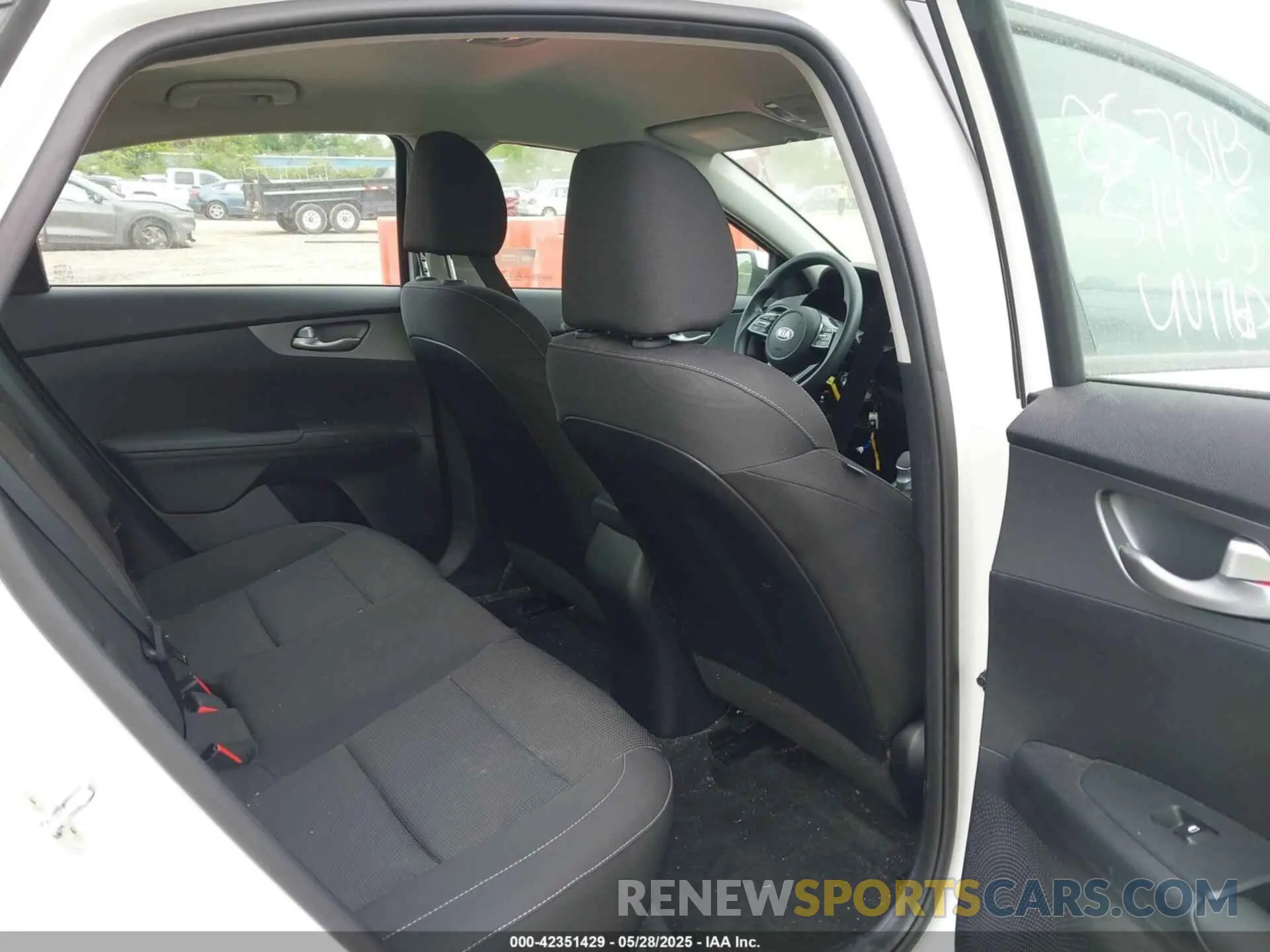 8 fotografías del automóvil dañado 3KPF24AD0KE008235 KIA FORTE 2019