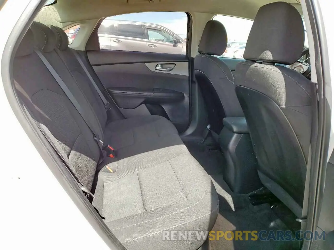 10 fotografías del automóvil dañado 3KPF24AD0KE022877 KIA FORTE 2019