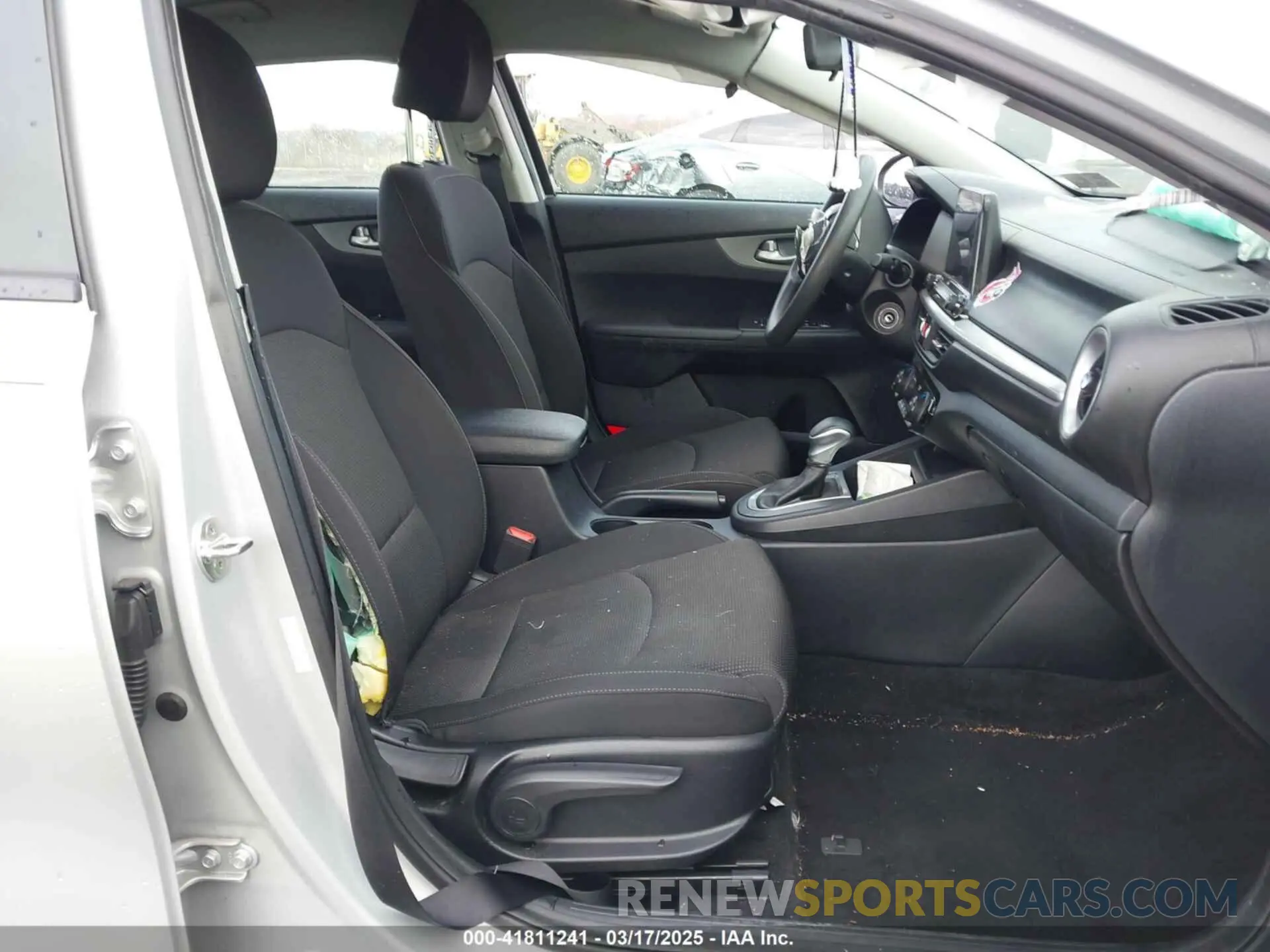 5 fotografías del automóvil dañado 3KPF24AD0KE131548 KIA FORTE 2019
