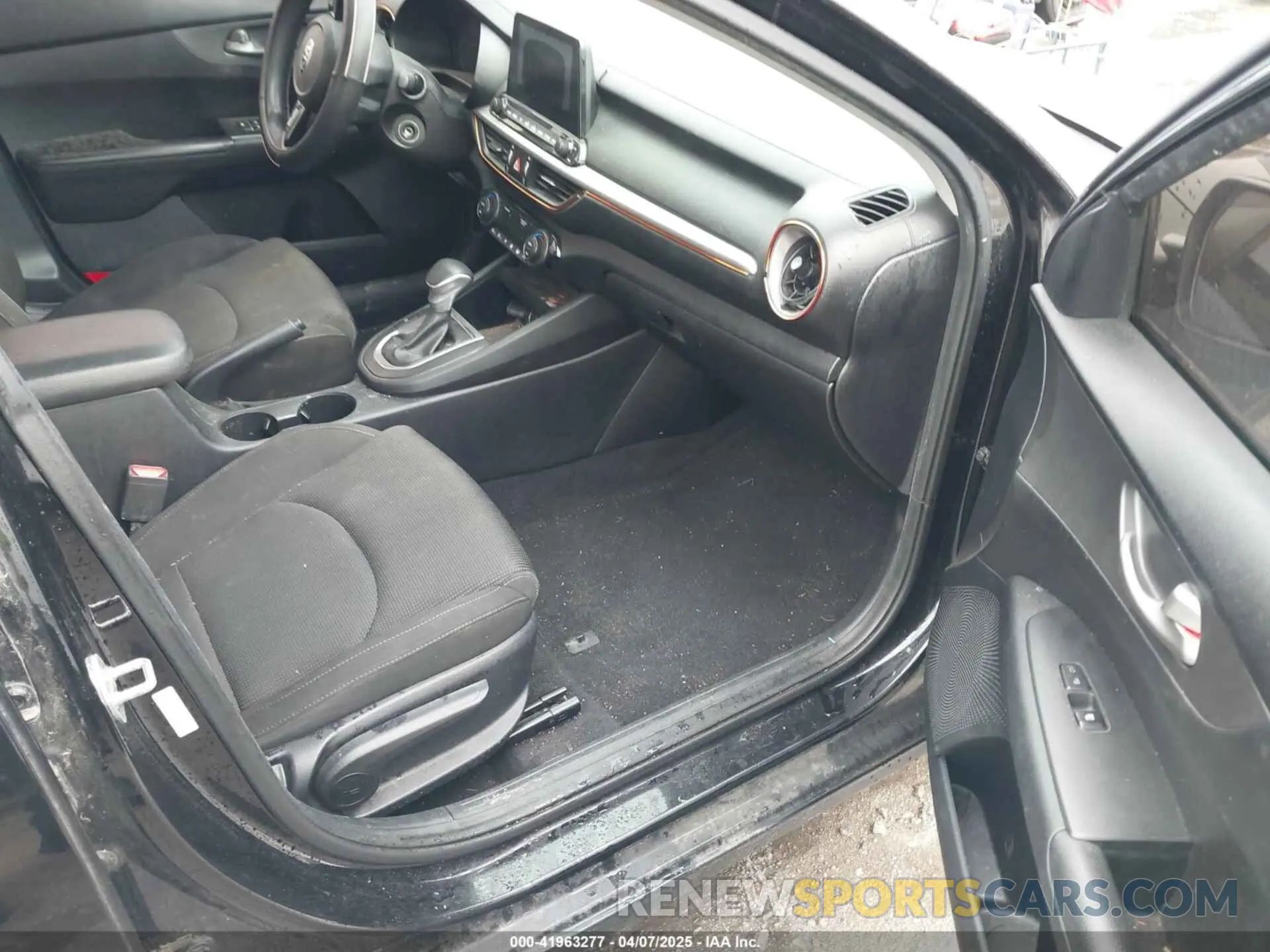 5 fotografías del automóvil dañado 3KPF24AD2KE099198 KIA FORTE 2019