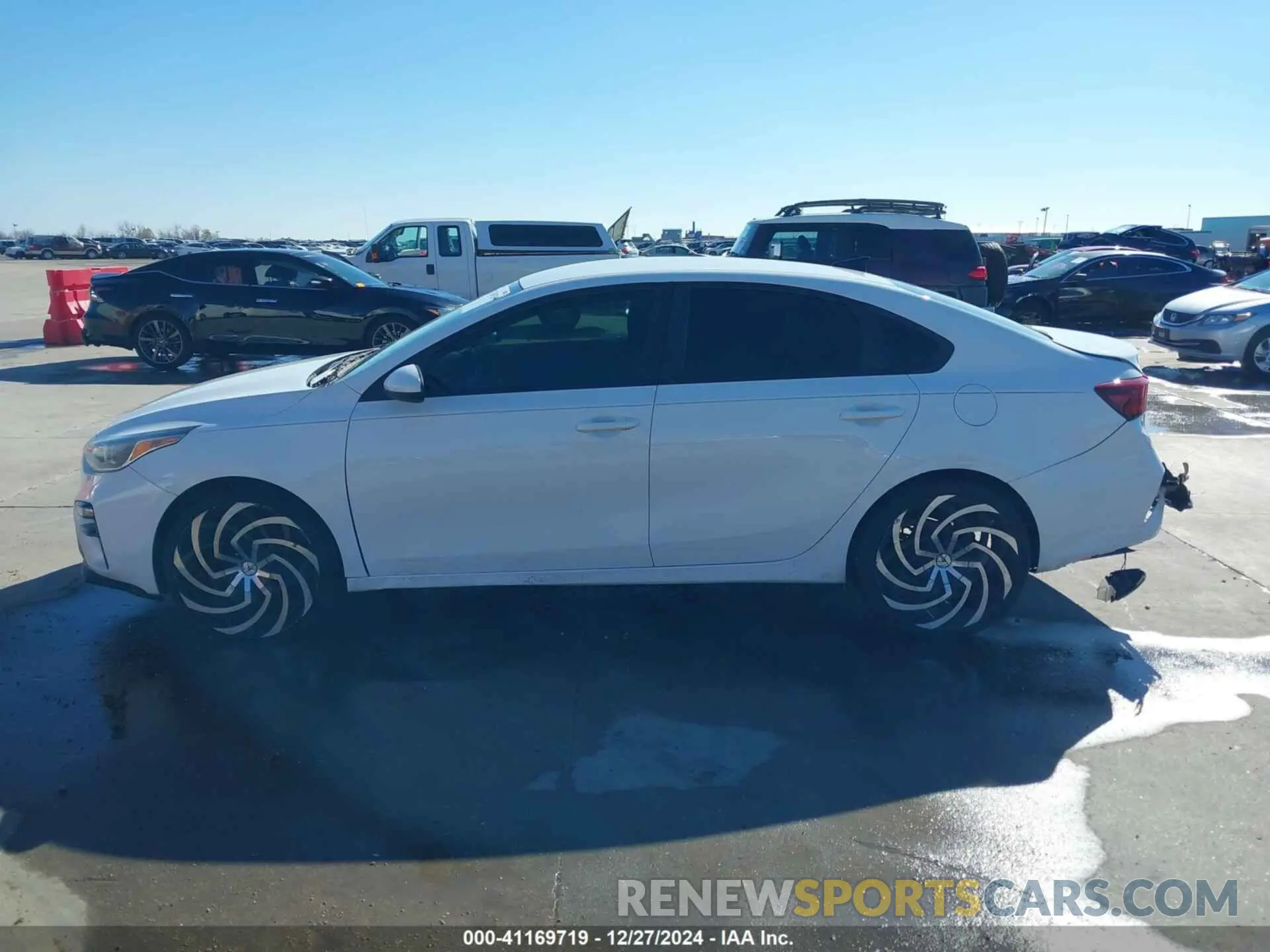14 fotografías del automóvil dañado 3KPF24AD3KE136730 KIA FORTE 2019