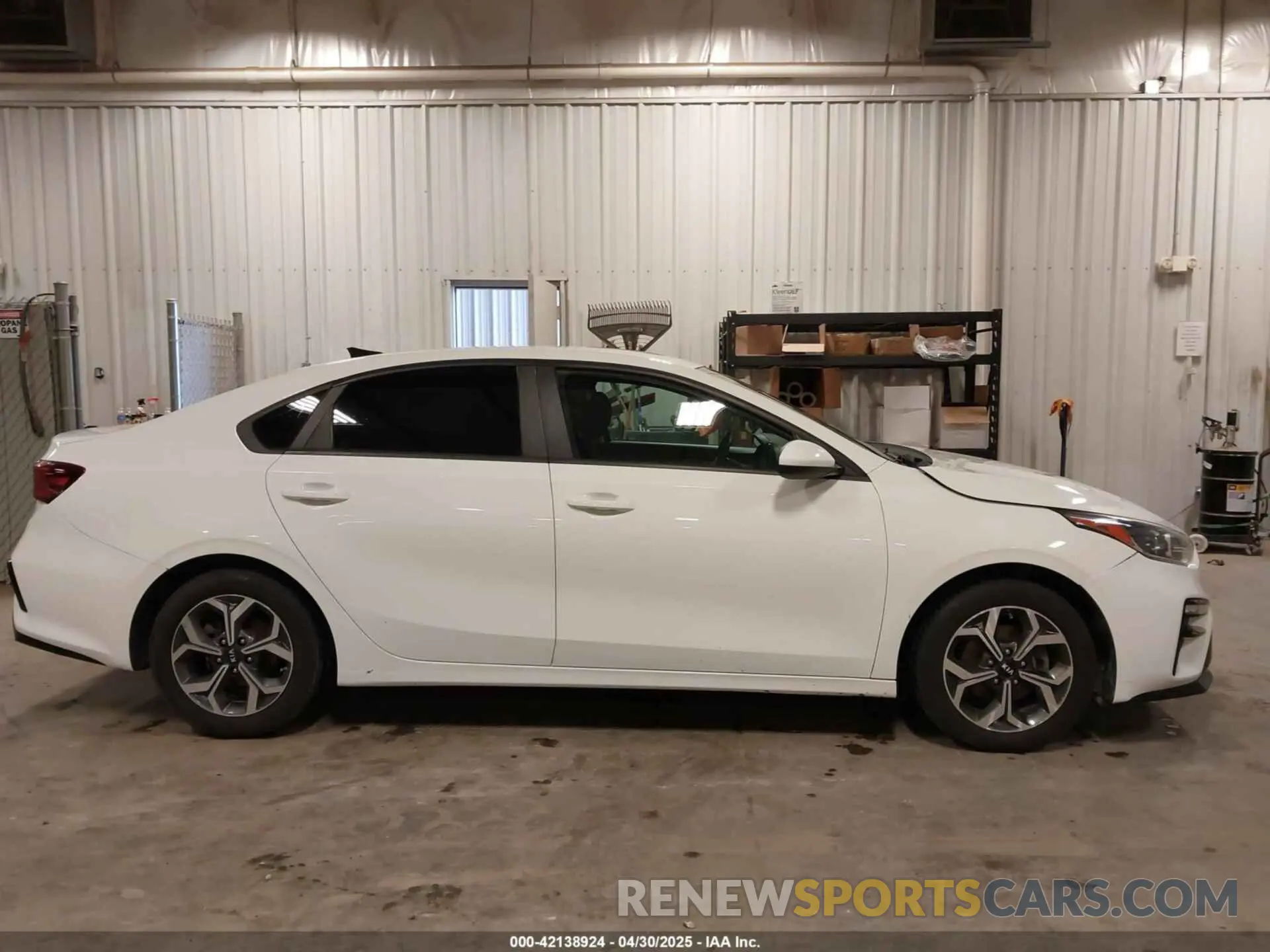 14 fotografías del automóvil dañado 3KPF24AD4KE115000 KIA FORTE 2019