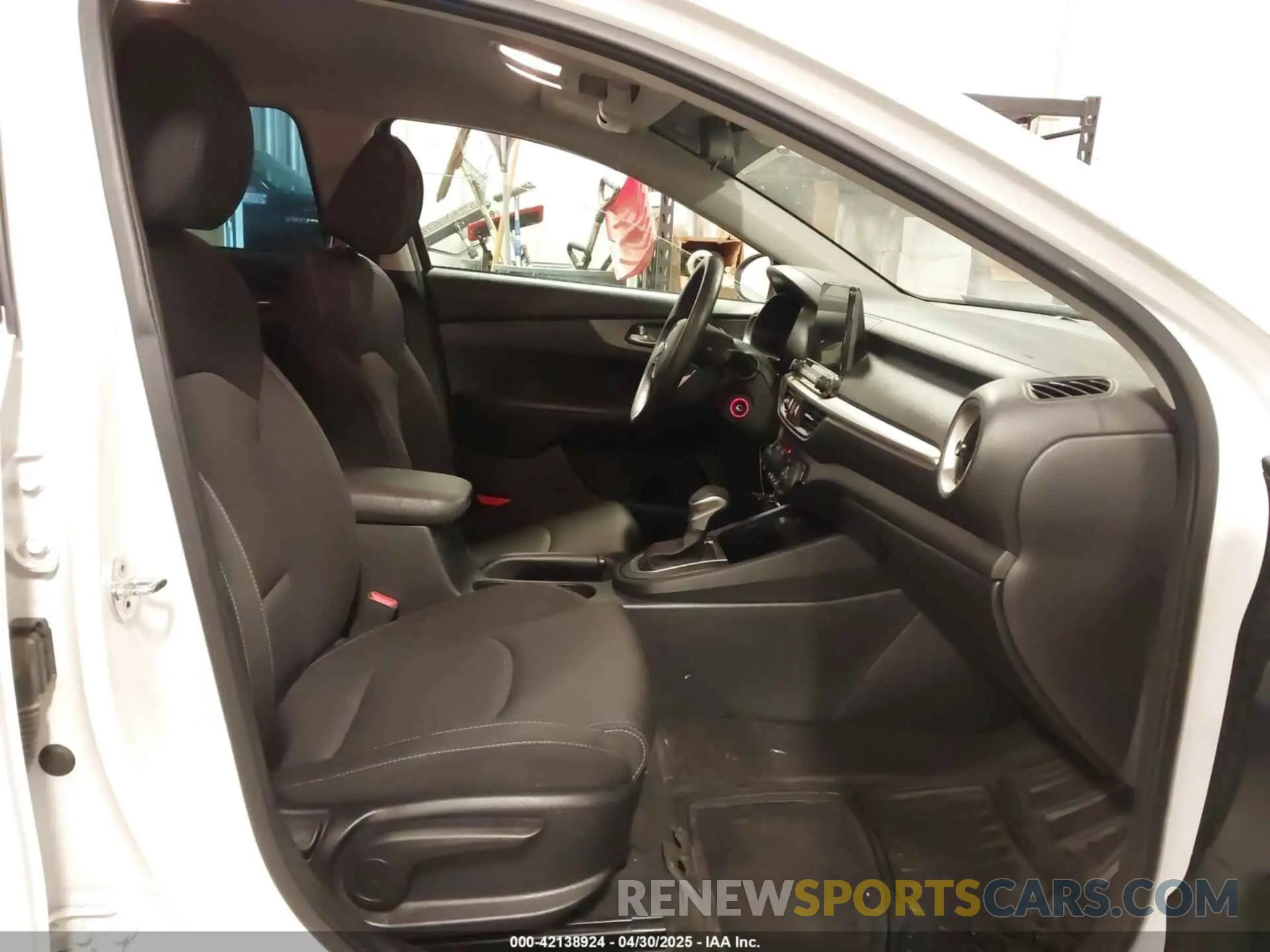 5 fotografías del automóvil dañado 3KPF24AD4KE115000 KIA FORTE 2019