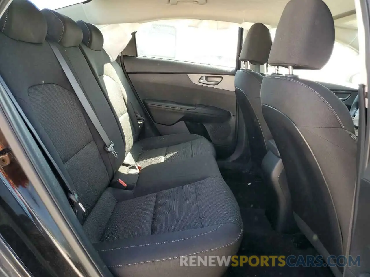 10 fotografías del automóvil dañado 3KPF24AD6KE013794 KIA FORTE 2019
