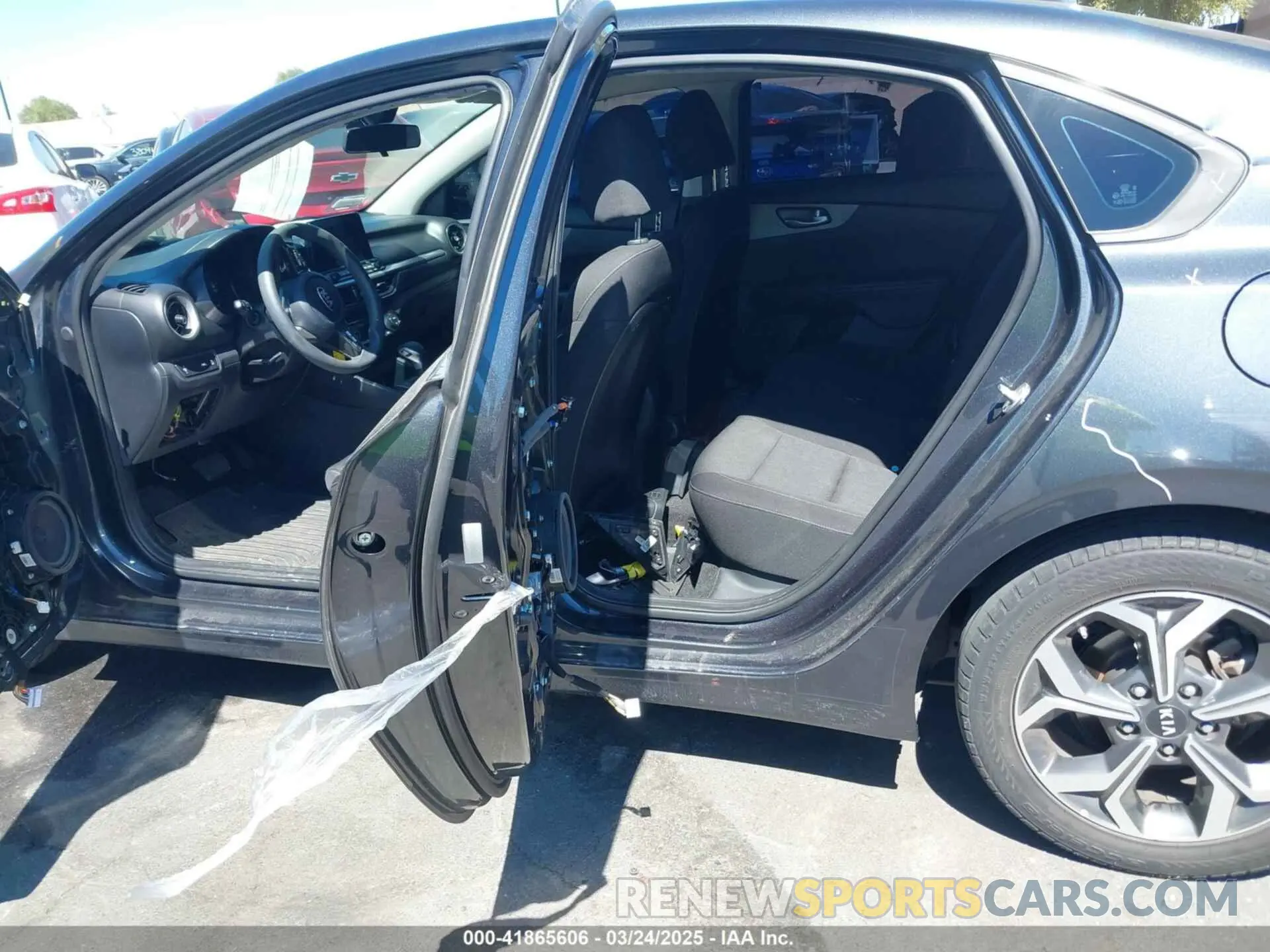 8 fotografías del automóvil dañado 3KPF24AD6KE036721 KIA FORTE 2019