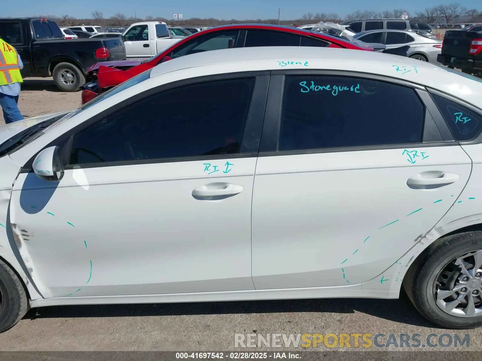 14 fotografías del automóvil dañado 3KPF24AD6KE081593 KIA FORTE 2019