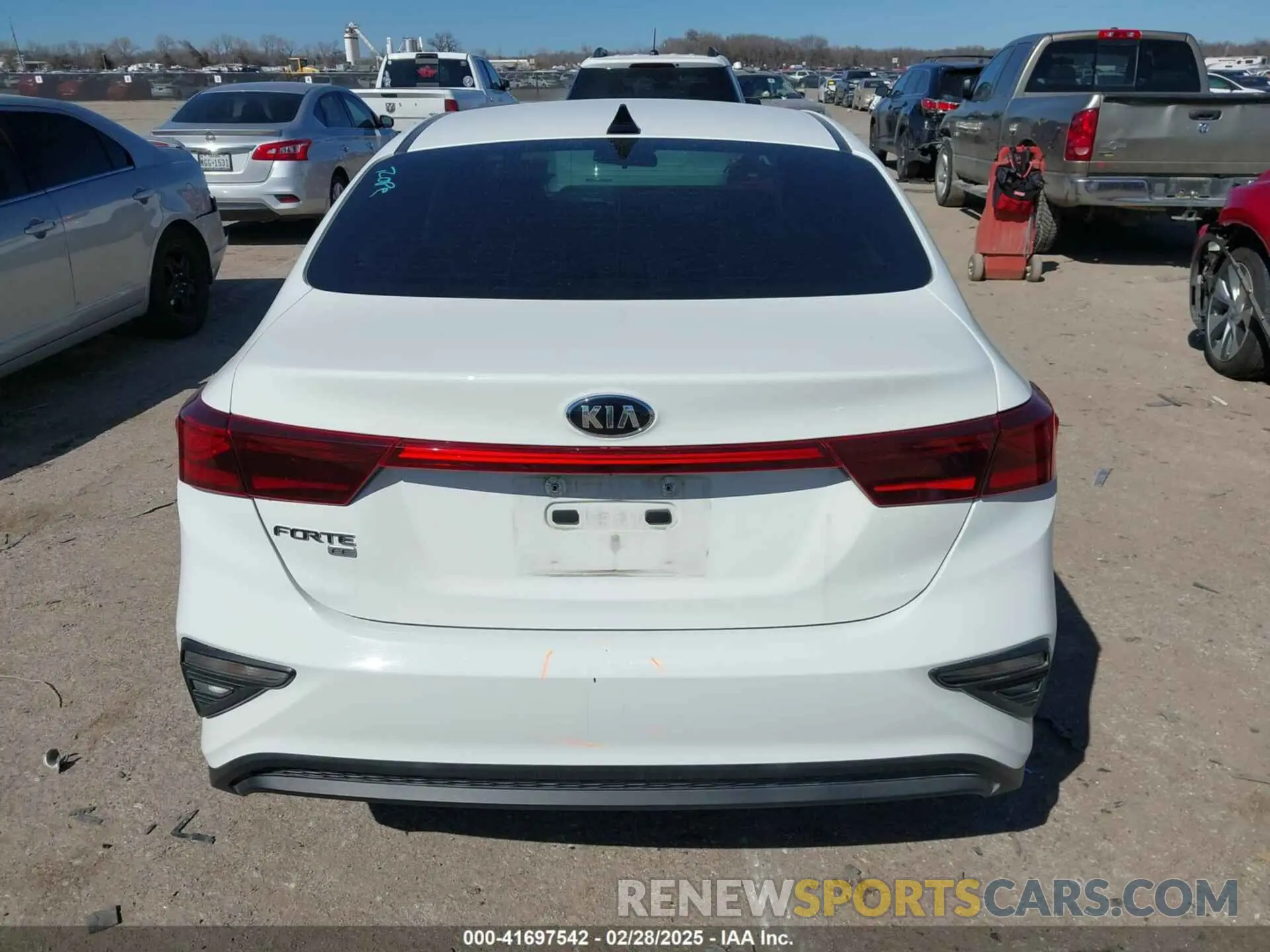 16 fotografías del automóvil dañado 3KPF24AD6KE081593 KIA FORTE 2019
