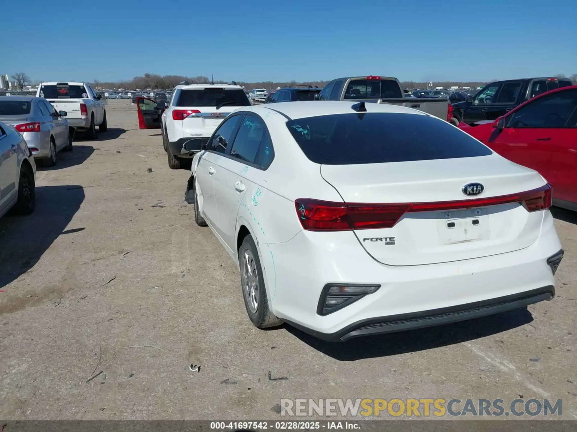 3 fotografías del automóvil dañado 3KPF24AD6KE081593 KIA FORTE 2019