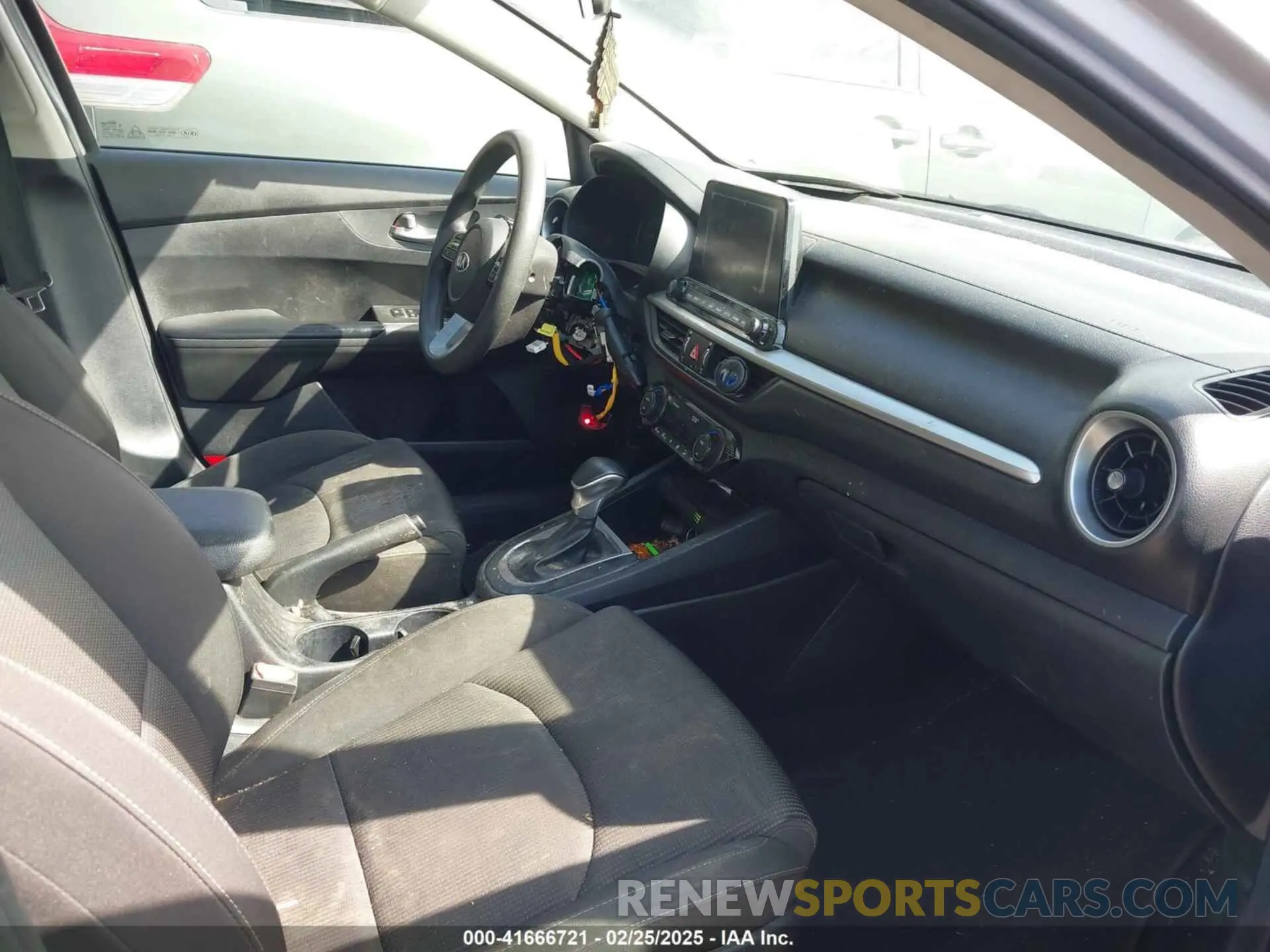5 fotografías del automóvil dañado 3KPF24AD7KE034749 KIA FORTE 2019