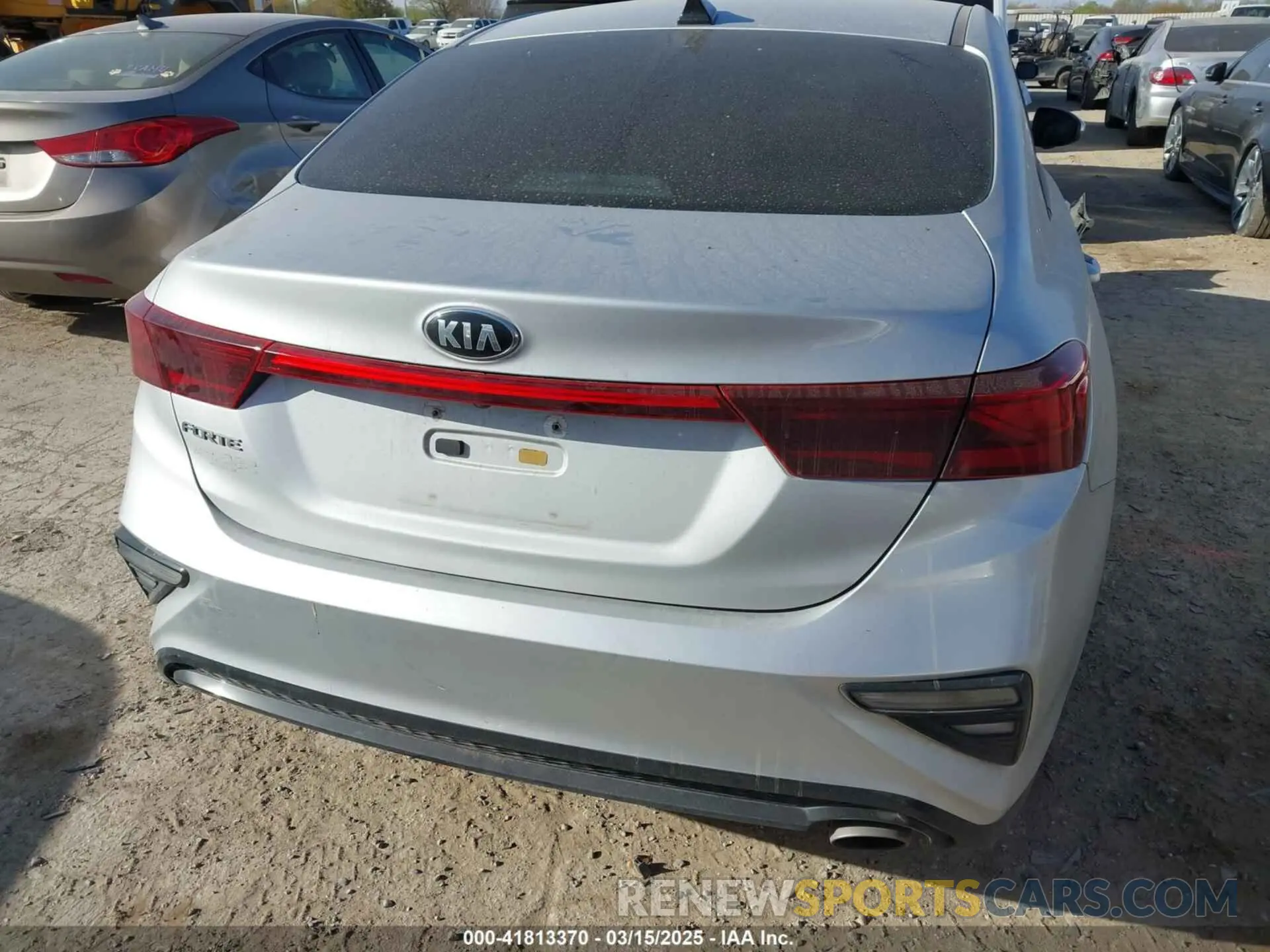16 fotografías del automóvil dañado 3KPF24AD7KE059814 KIA FORTE 2019