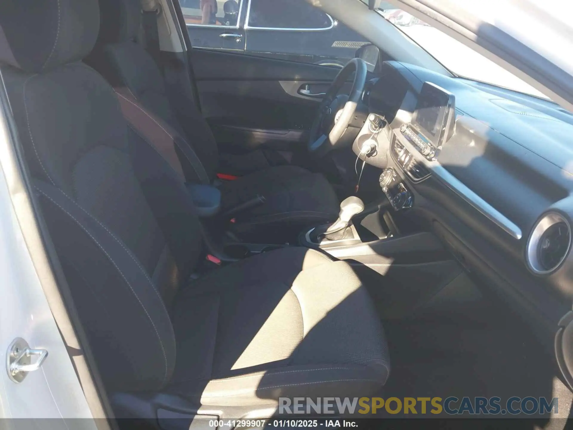 5 fotografías del automóvil dañado 3KPF24AD8KE077223 KIA FORTE 2019