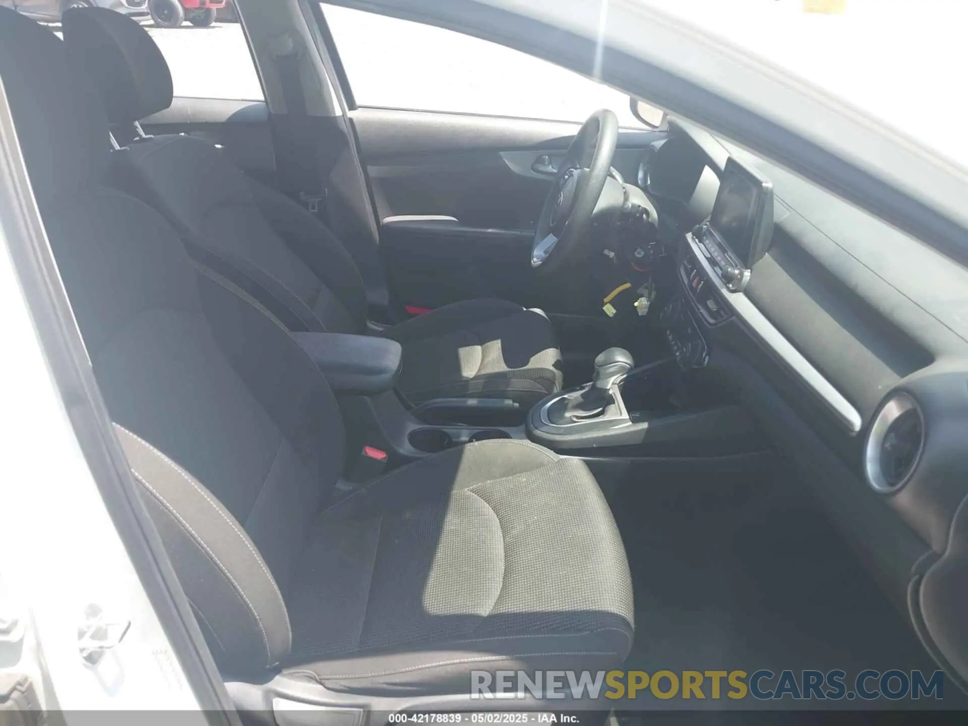 5 fotografías del automóvil dañado 3KPF24AD8KE083510 KIA FORTE 2019
