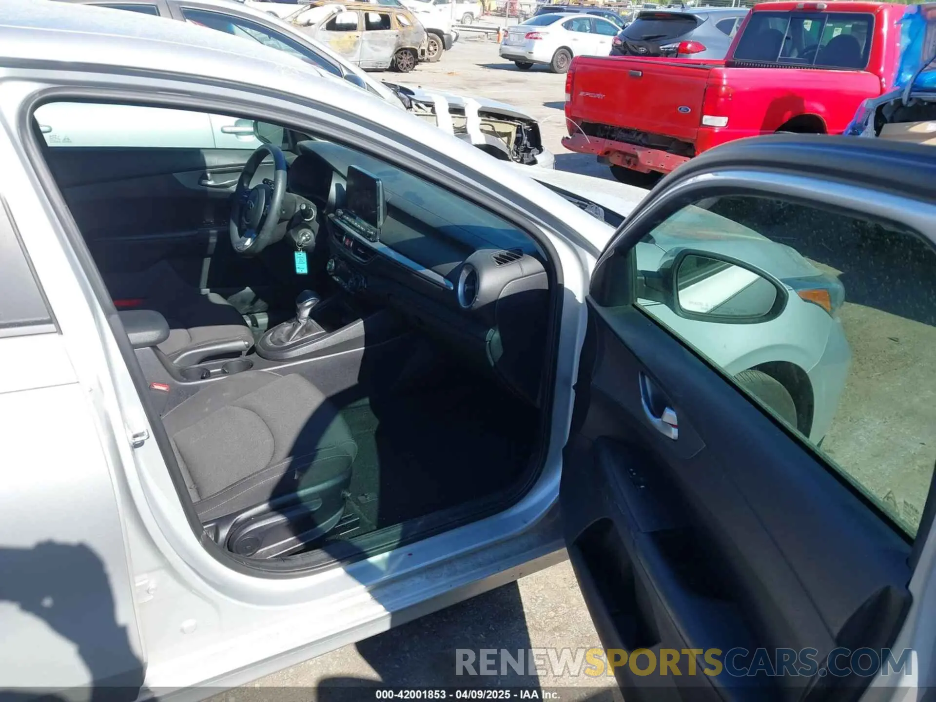 5 fotografías del automóvil dañado 3KPF24AD9KE004748 KIA FORTE 2019